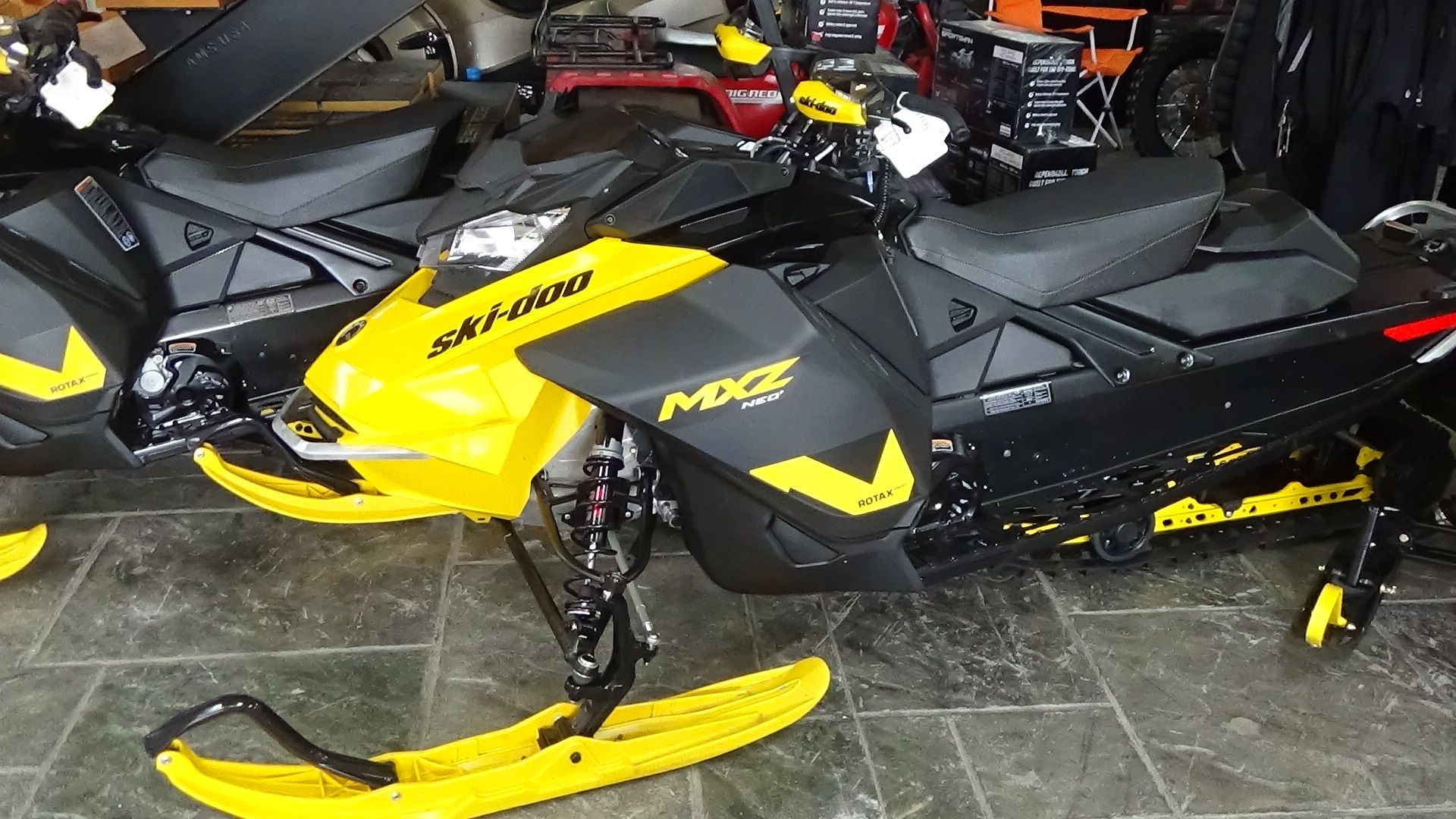 2024 Ski-Doo MXZ NEO+ 600 EFI ES RipSaw 1.25 in Bennington, Vermont - Photo 3