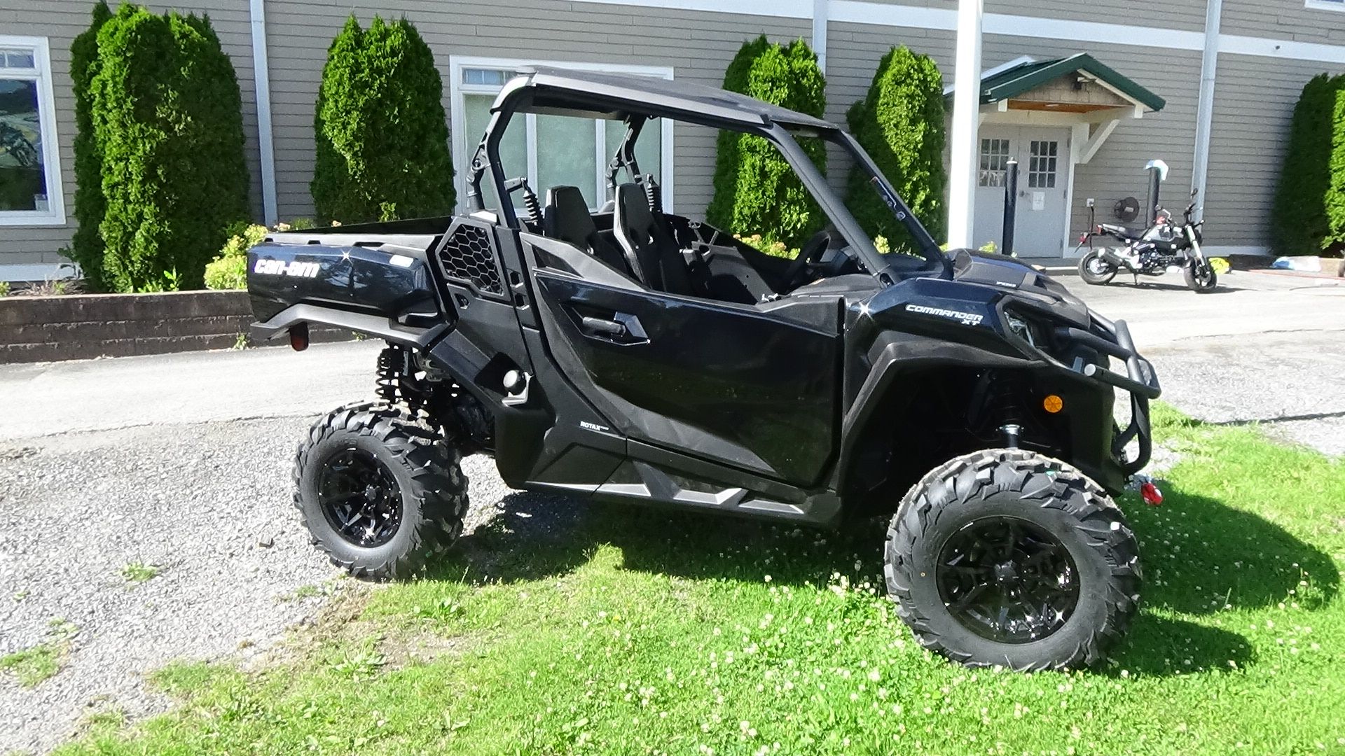 2024 Can-Am Commander XT 700 in Bennington, Vermont - Photo 2