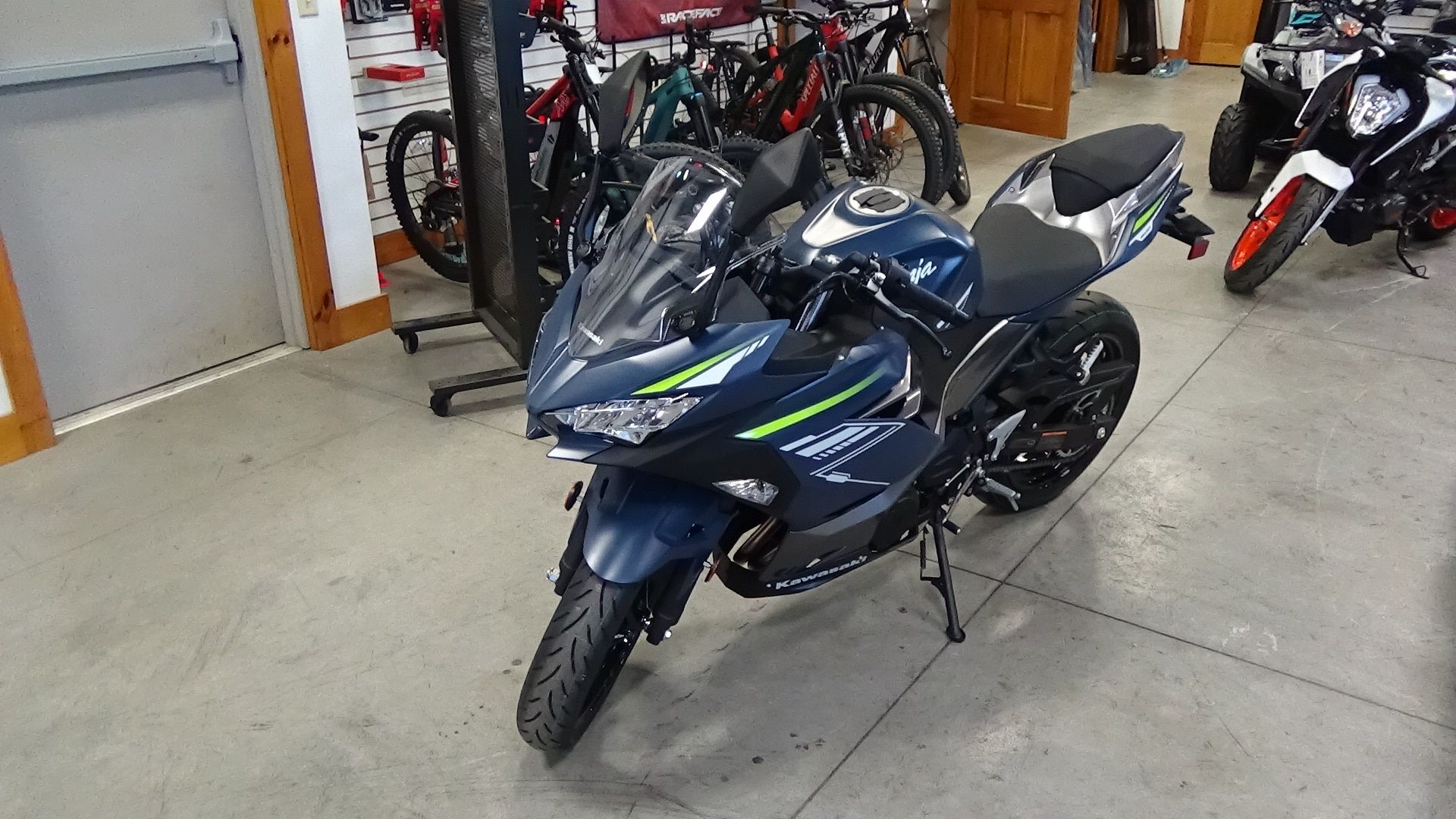 2022 Kawasaki Ninja 400 ABS in Bennington, Vermont - Photo 2