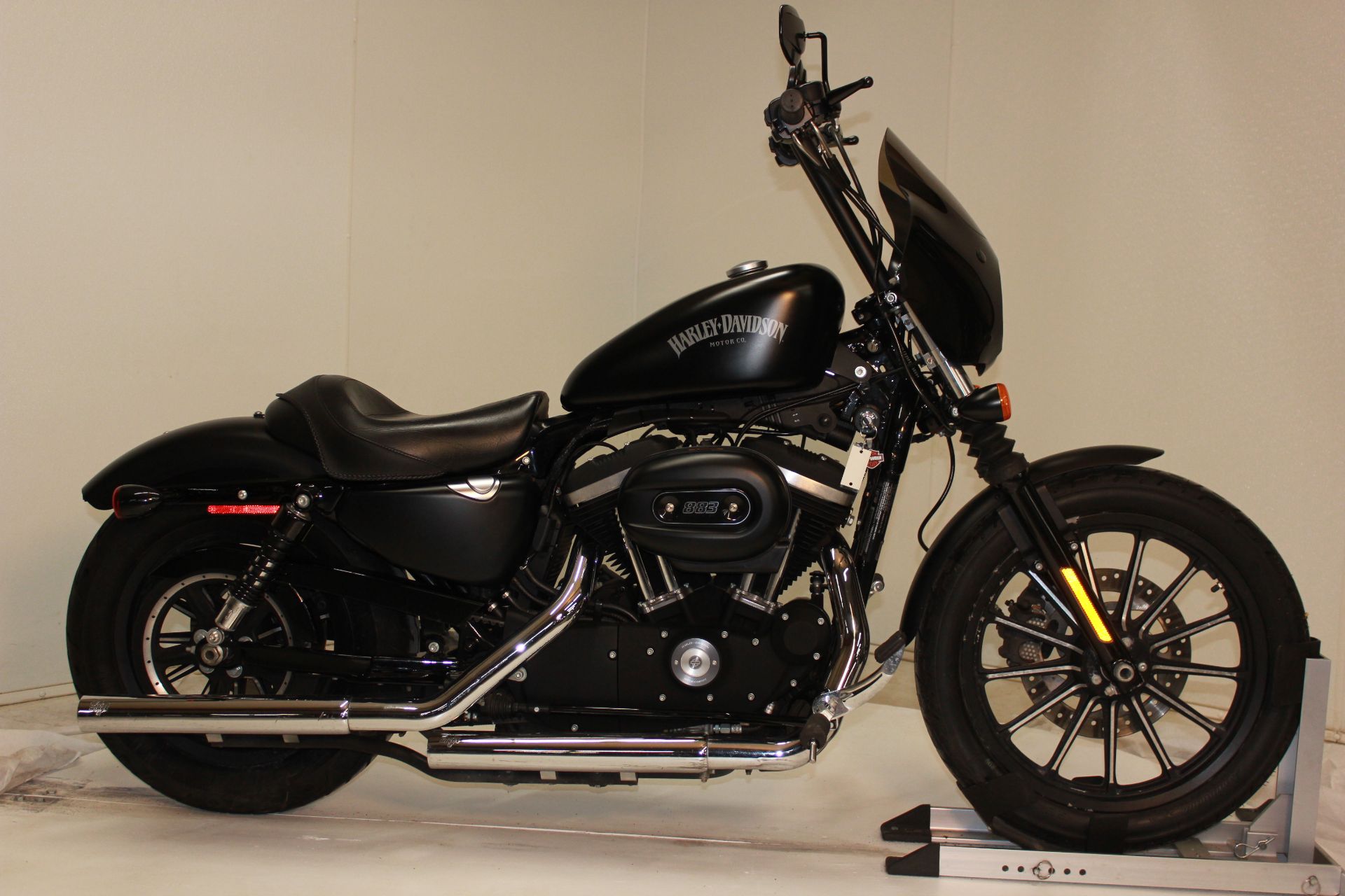 2015 Harley-Davidson Iron 883™ in Pittsfield, Massachusetts - Photo 5