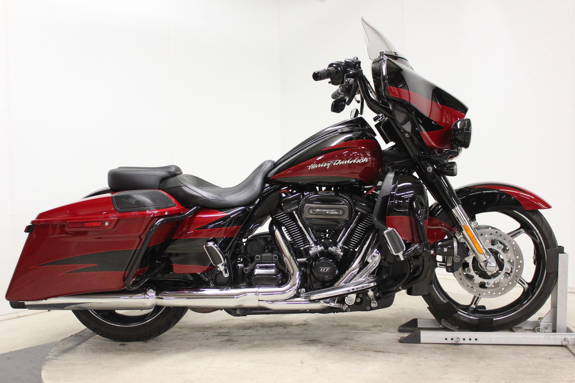 Used 2017 Harley Davidson Cvo Street Glide Starfire Black Atomic Red Motorcycles In Pittsfield Ma 951768