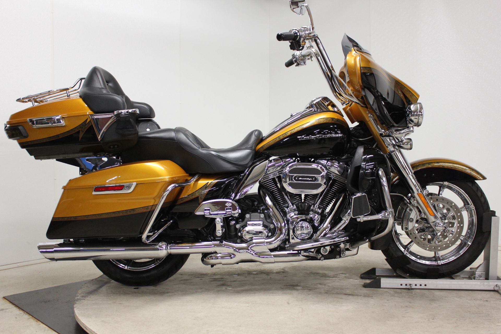 Used 2015 Harley Davidson Cvo Limited Gold Rush Carbon Dust Motorcycles In Pittsfield Ma 957077