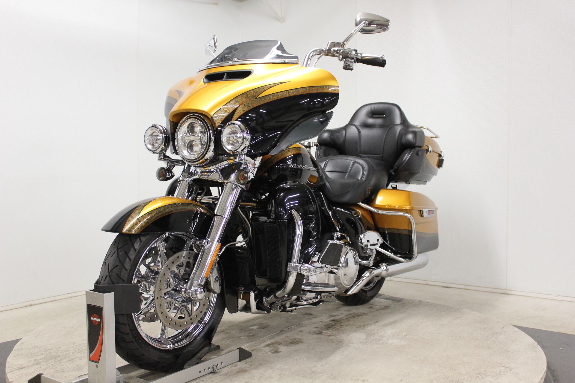 2015 Harley-Davidson CVO™ Limited in Pittsfield, Massachusetts - Photo 4