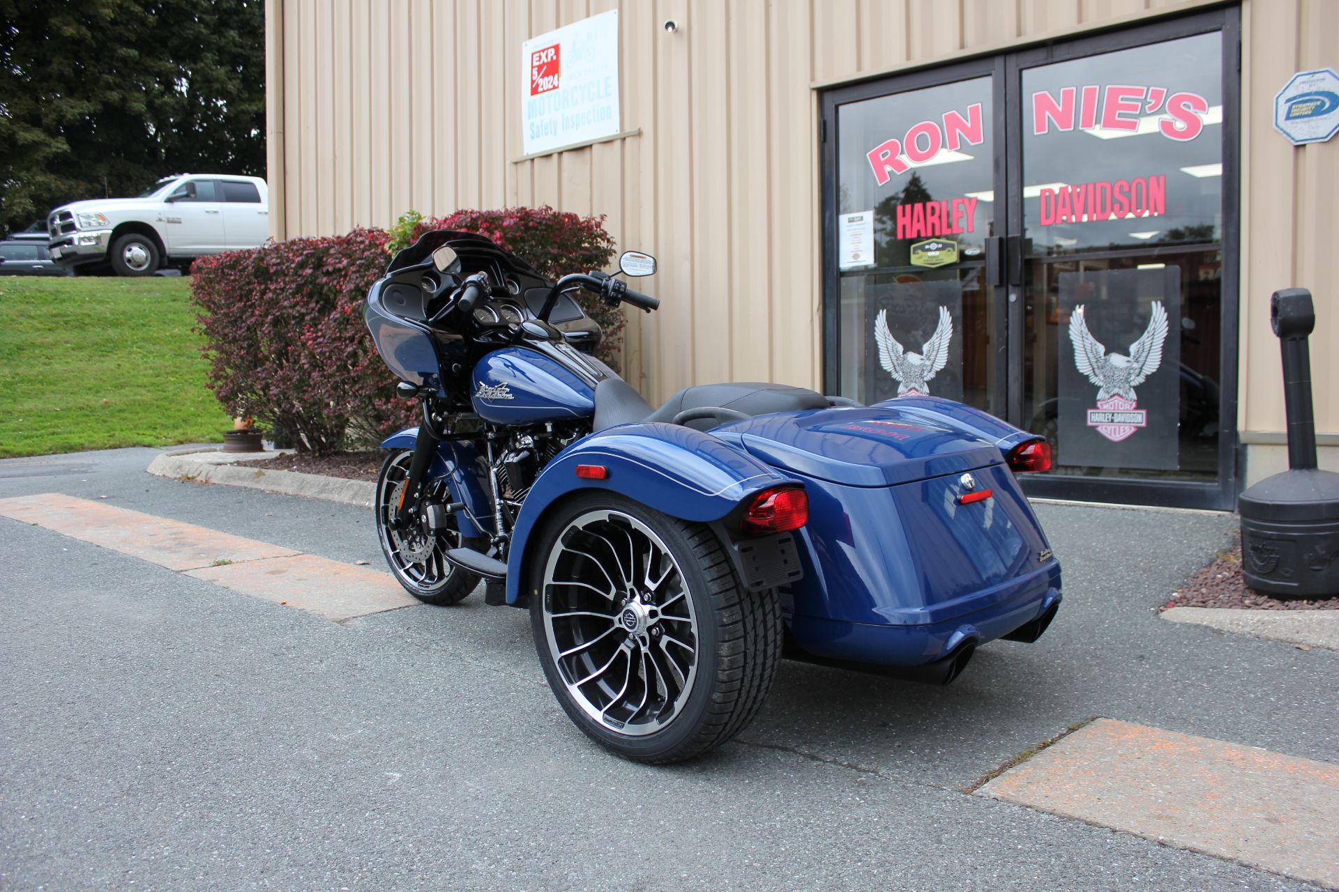 2023 Harley-Davidson Road Glide® 3 in Pittsfield, Massachusetts - Photo 2