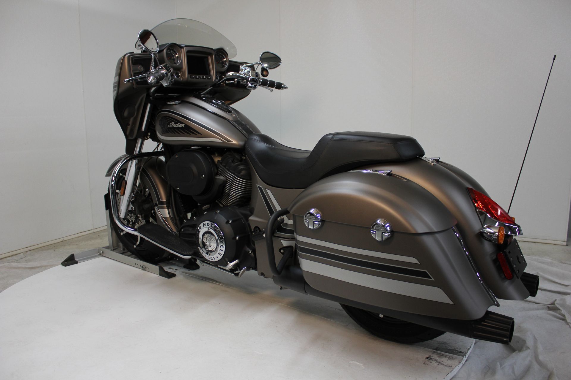 2018 Indian Chieftain® Limited ABS in Pittsfield, Massachusetts - Photo 2