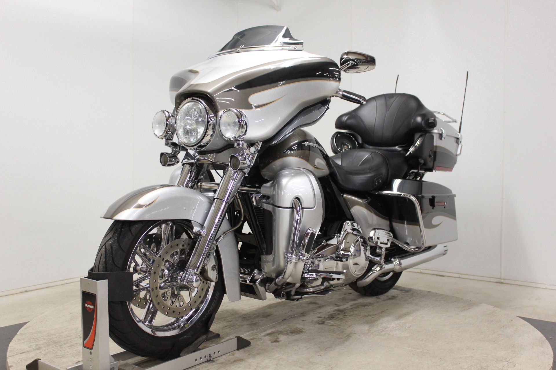 2013 Harley-Davidson CVO™ Ultra Classic® Electra Glide® in Pittsfield, Massachusetts - Photo 4