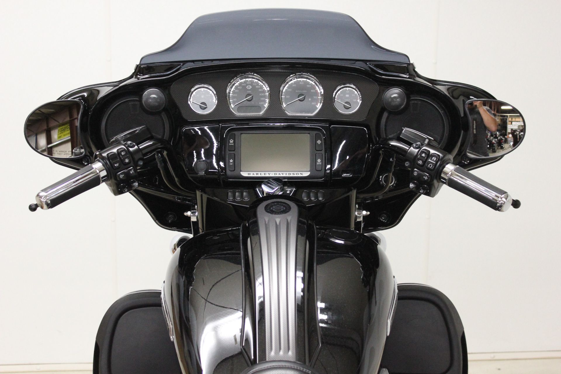 2015 Harley-Davidson CVO™ Street Glide® in Pittsfield, Massachusetts - Photo 16