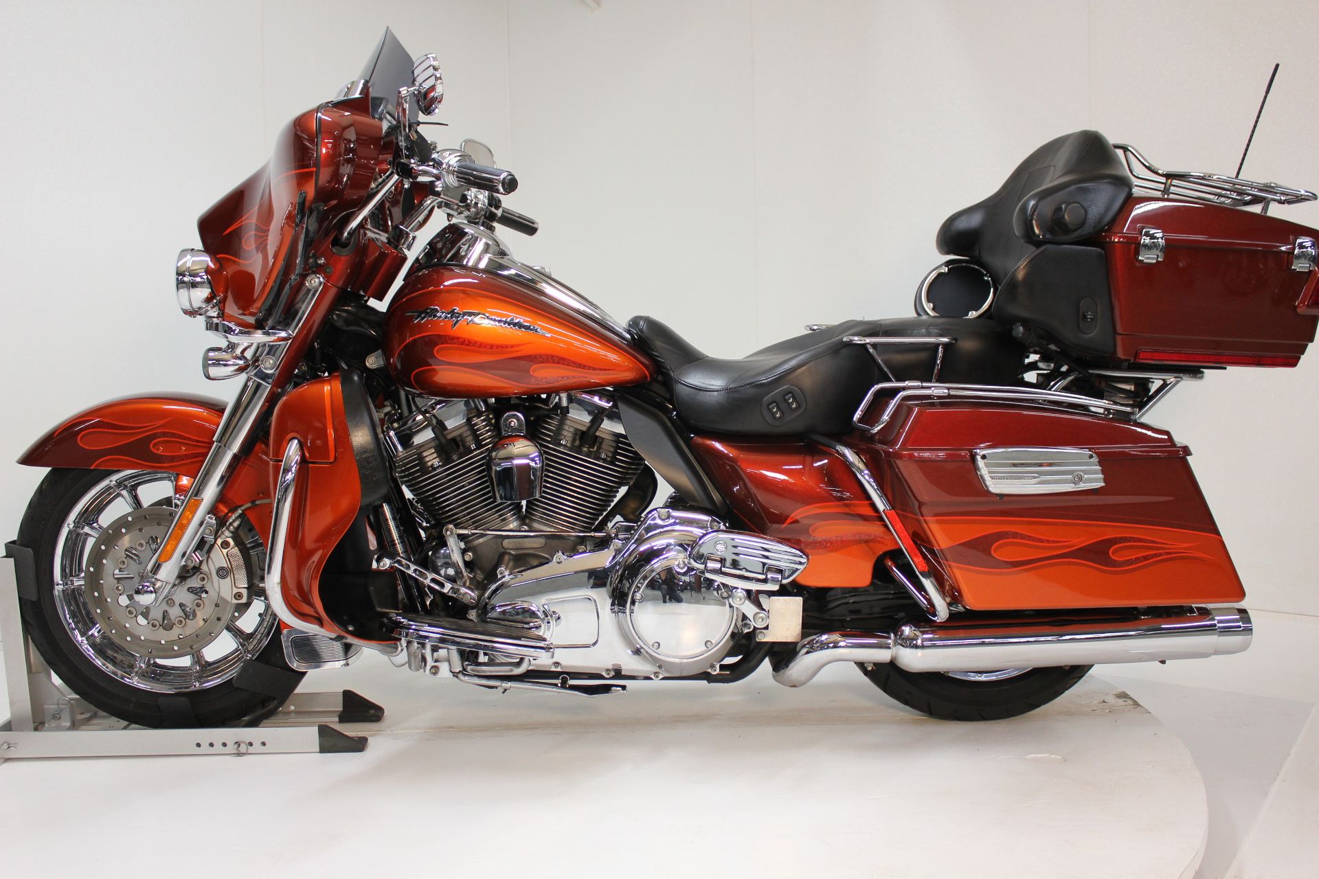 2010 Harley-Davidson CVO™ Ultra Classic® Electra Glide® in Pittsfield, Massachusetts - Photo 8
