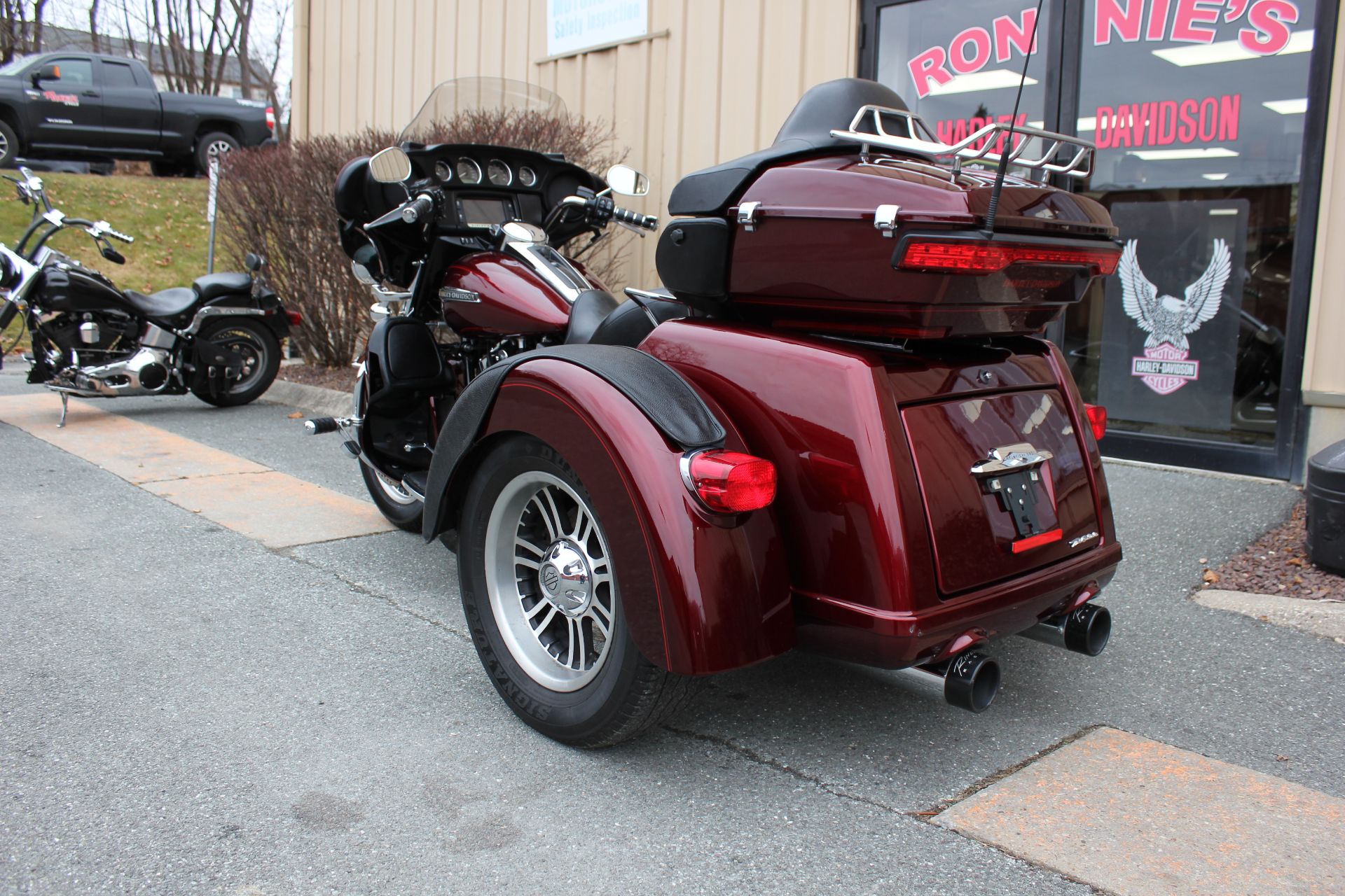 2015 Harley-Davidson Tri Glide® Ultra in Pittsfield, Massachusetts - Photo 2