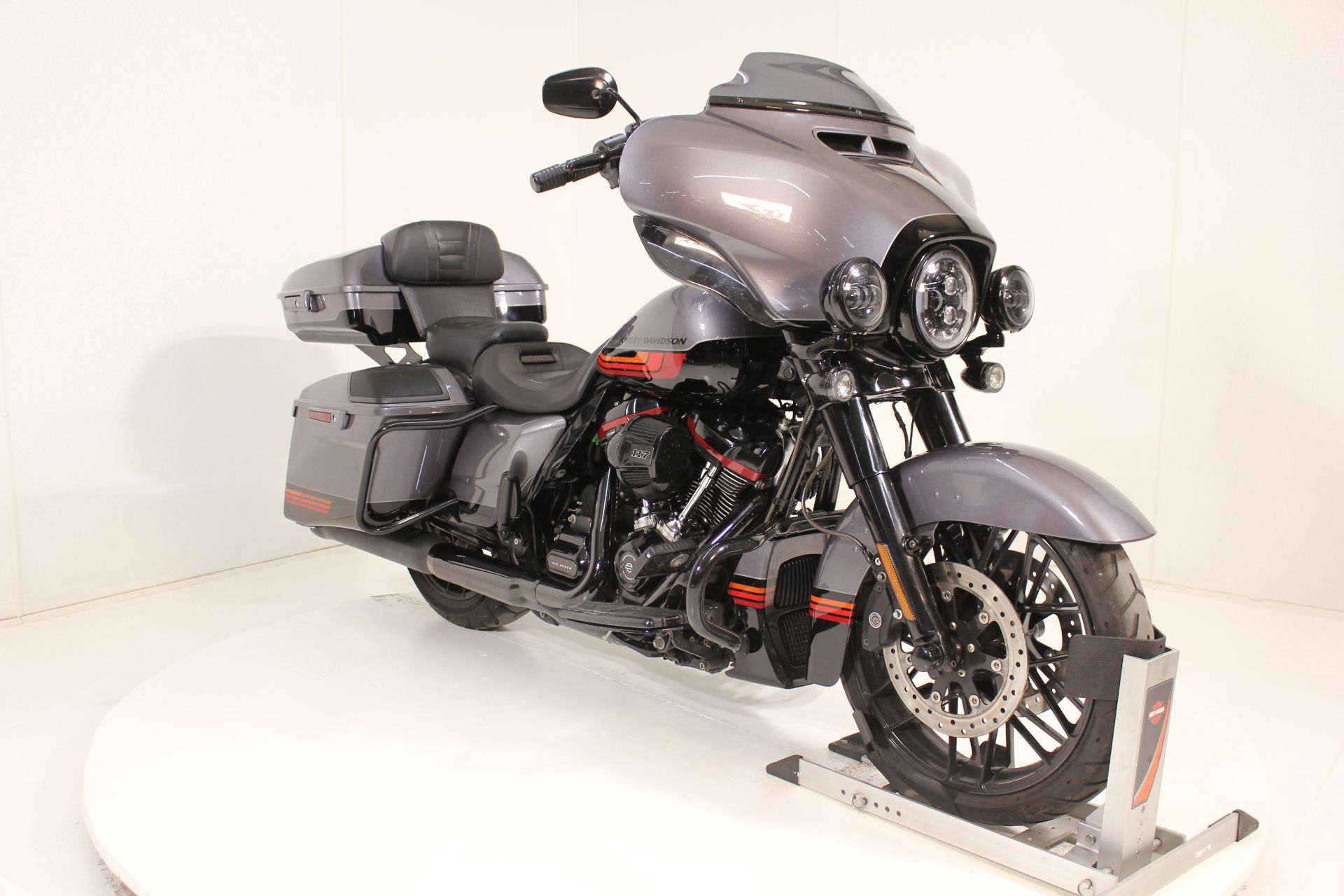 2020 Harley-Davidson CVO™ Street Glide® in Pittsfield, Massachusetts - Photo 6