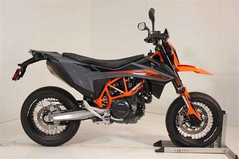 2021 KTM 690 SMC R in Pittsfield, Massachusetts - Photo 5