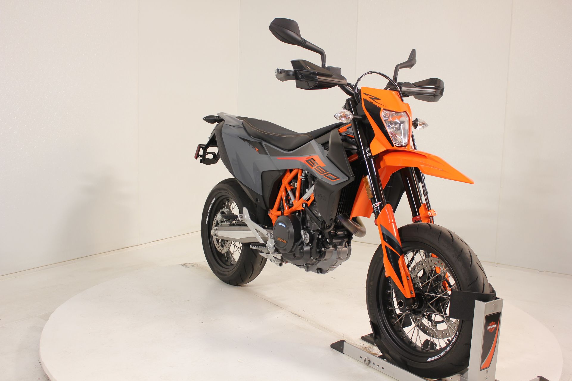 2021 KTM 690 SMC R in Pittsfield, Massachusetts - Photo 6