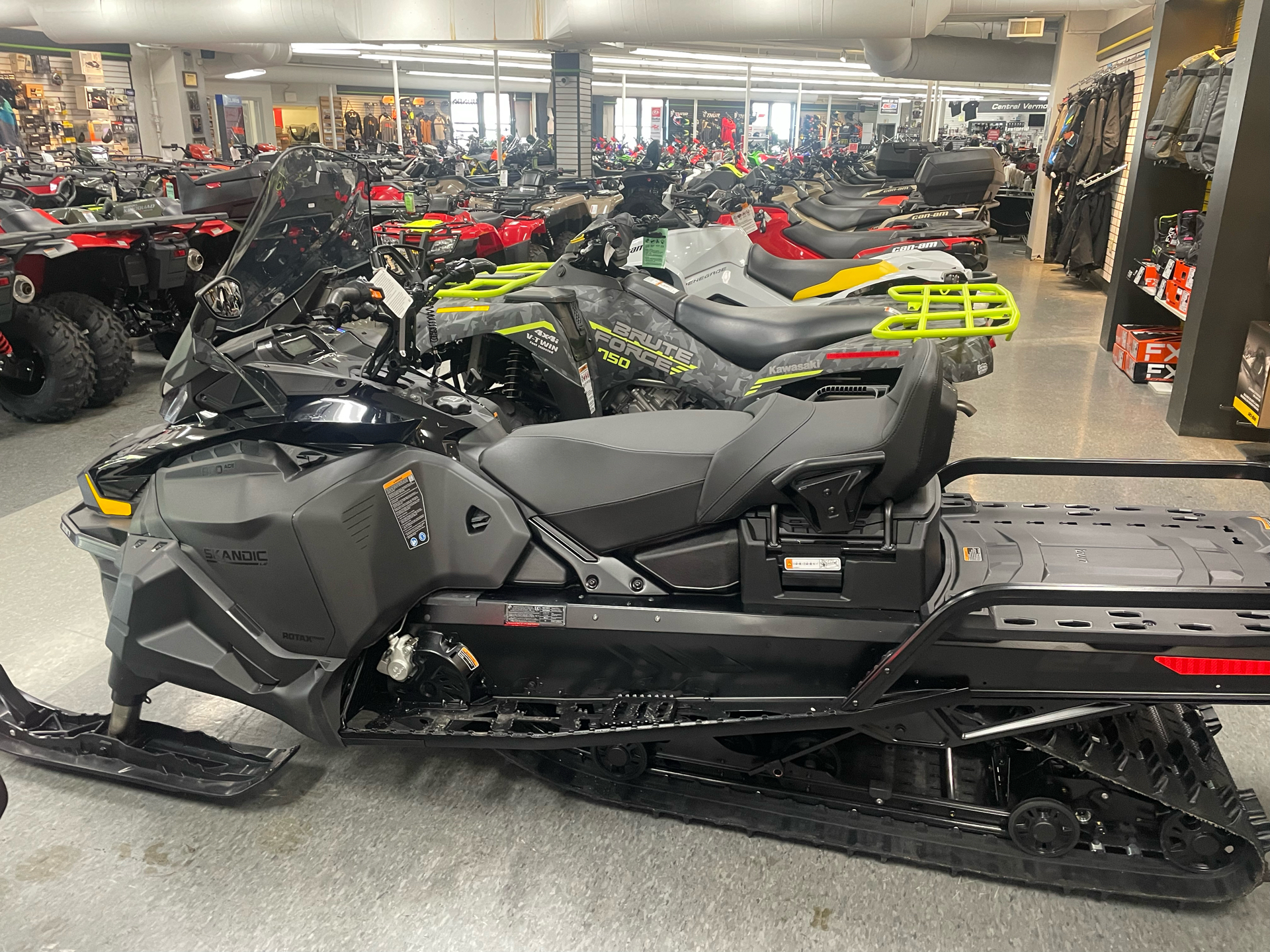 2024 Ski-Doo Skandic LE 900 ACE ES Silent Cobra WT 1.5 Track 24 in. in Rutland, Vermont - Photo 2