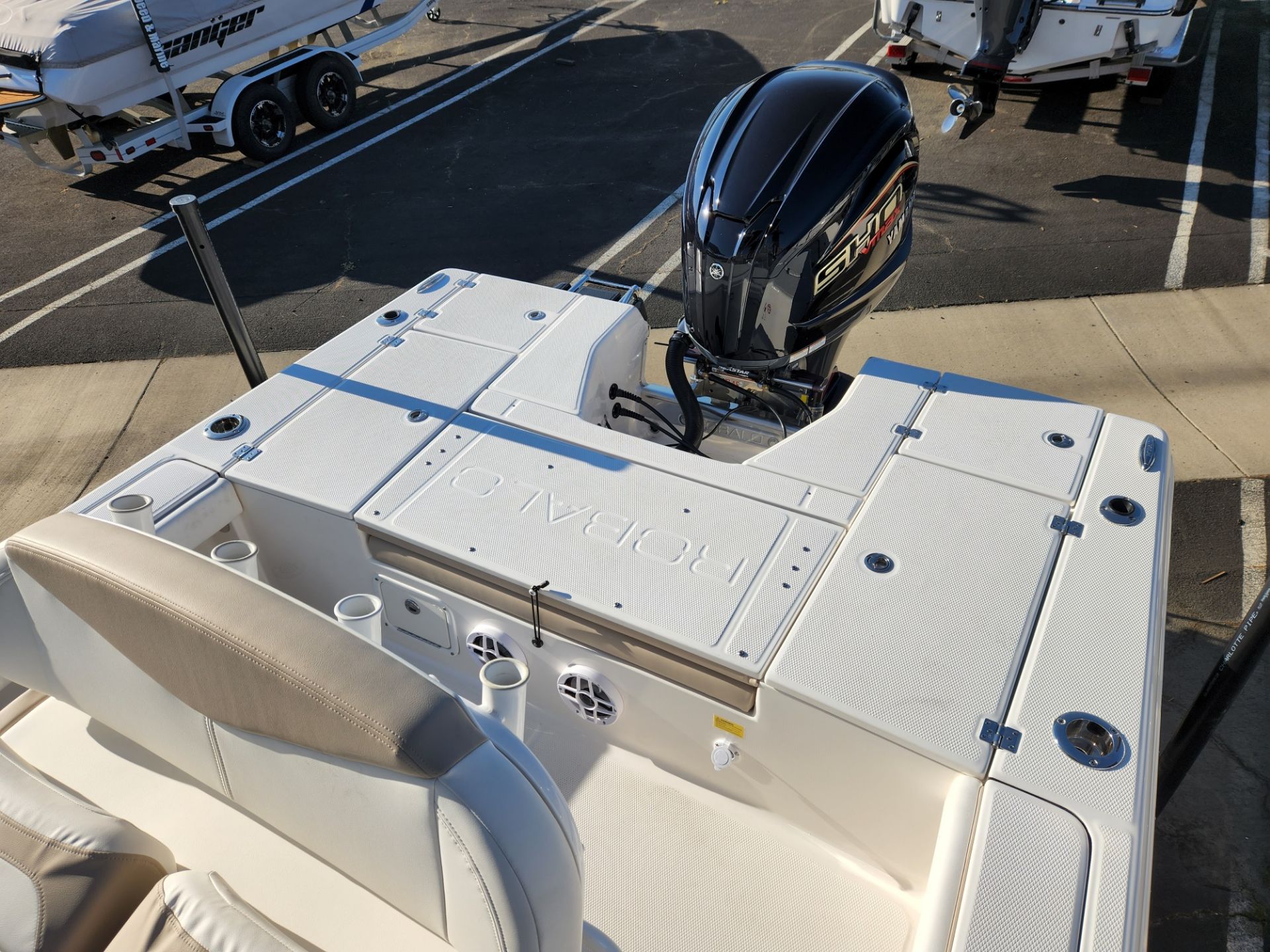 2022 Robalo 226 Cayman in Lakeport, California - Photo 9