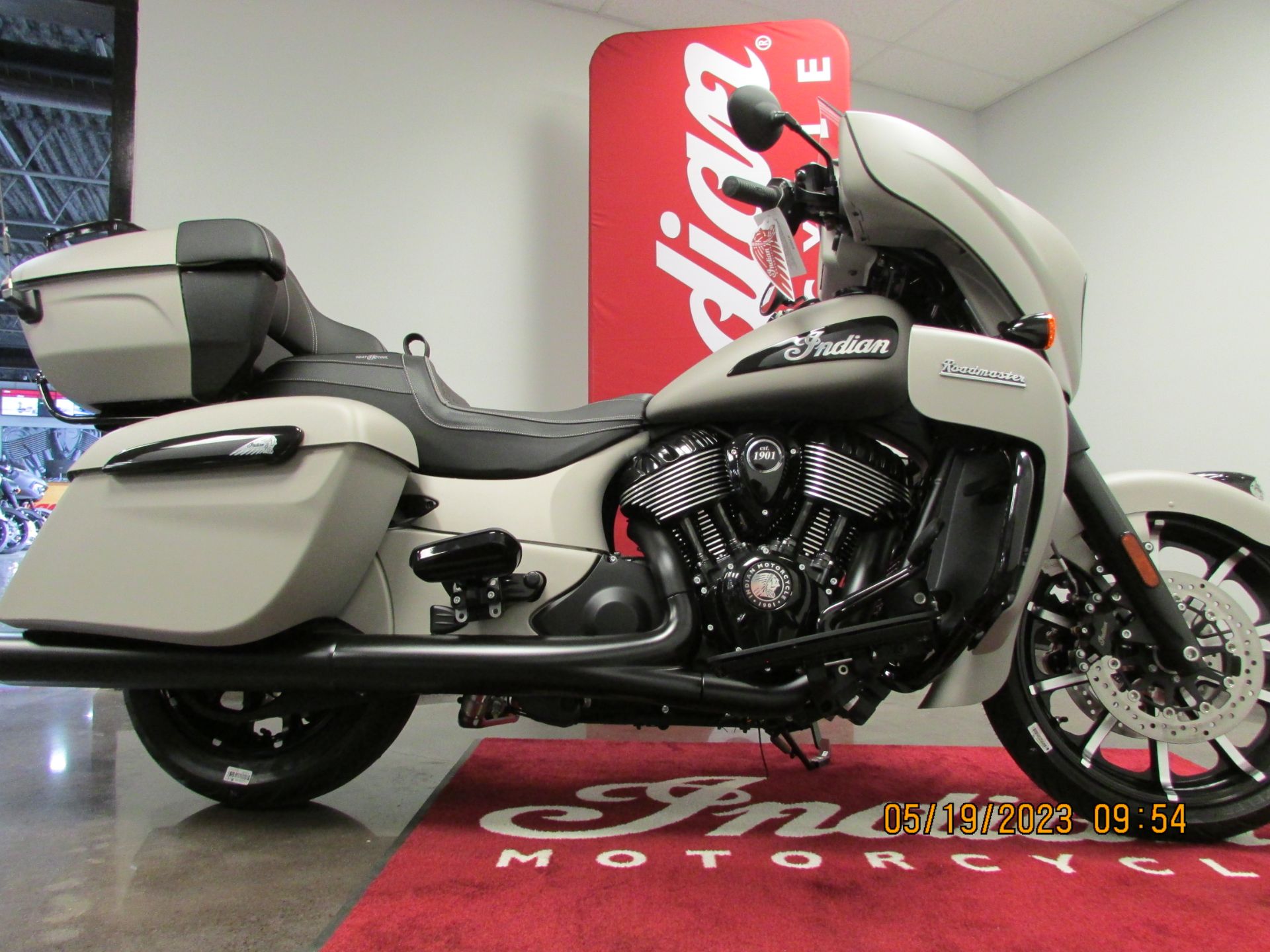 2023 Indian Motorcycle Roadmaster® Dark Horse® in Wilmington, Delaware - Photo 16