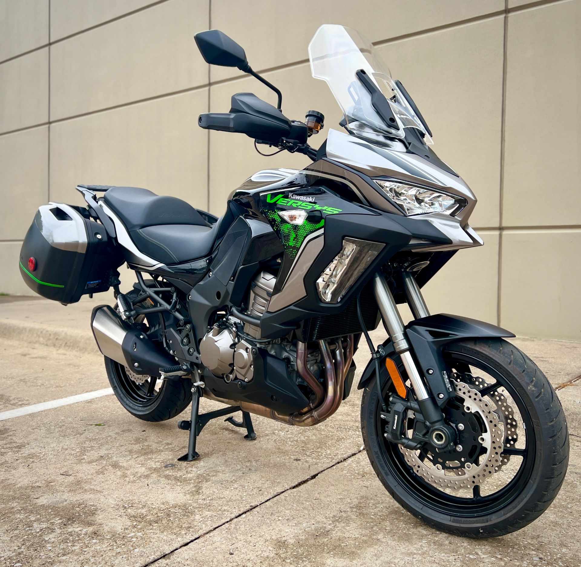2022 Kawasaki Versys 1000 SE LT+ in Plano, Texas - Photo 2