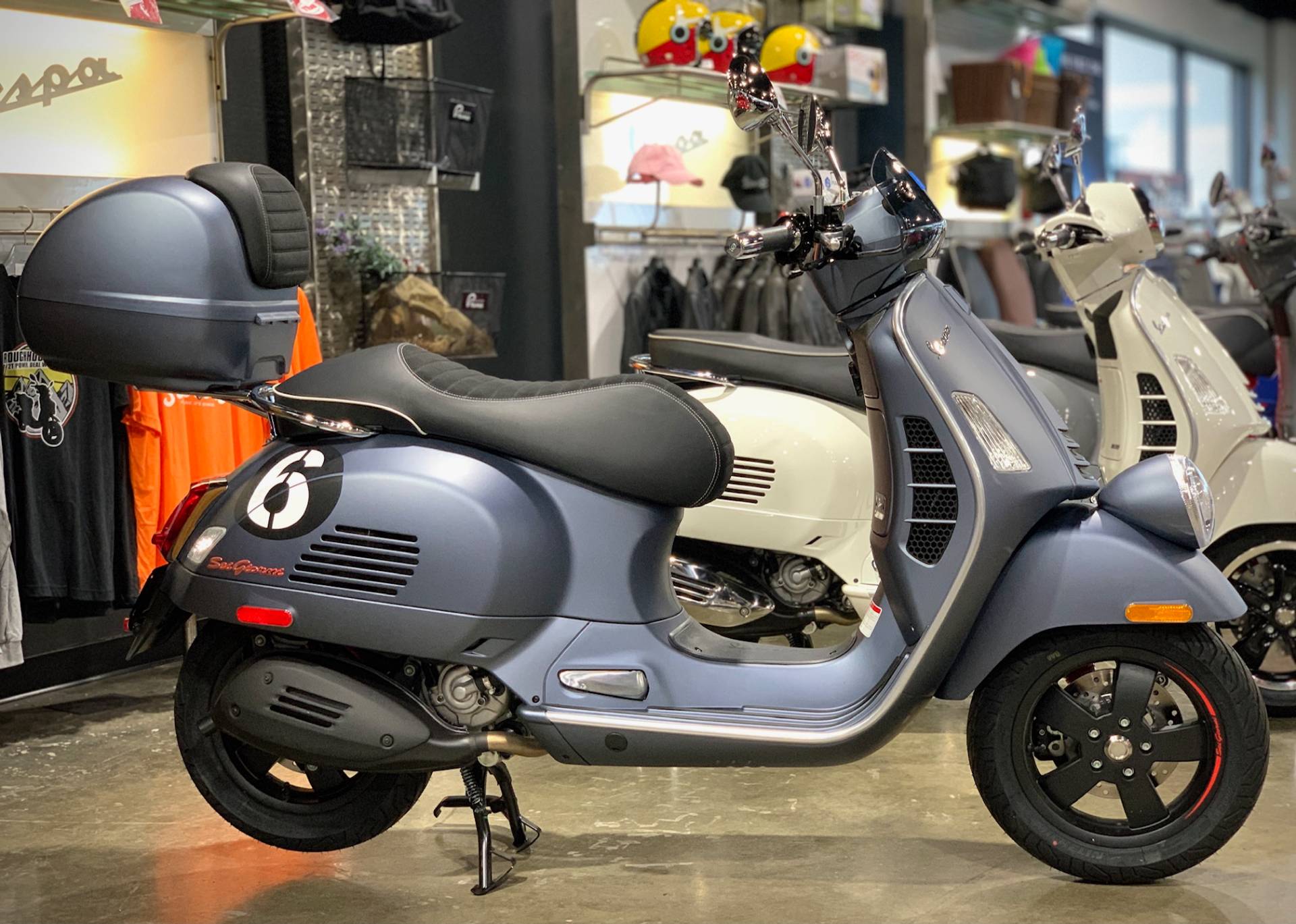 Итальянский мопед Vespa 2020 фиолетовая