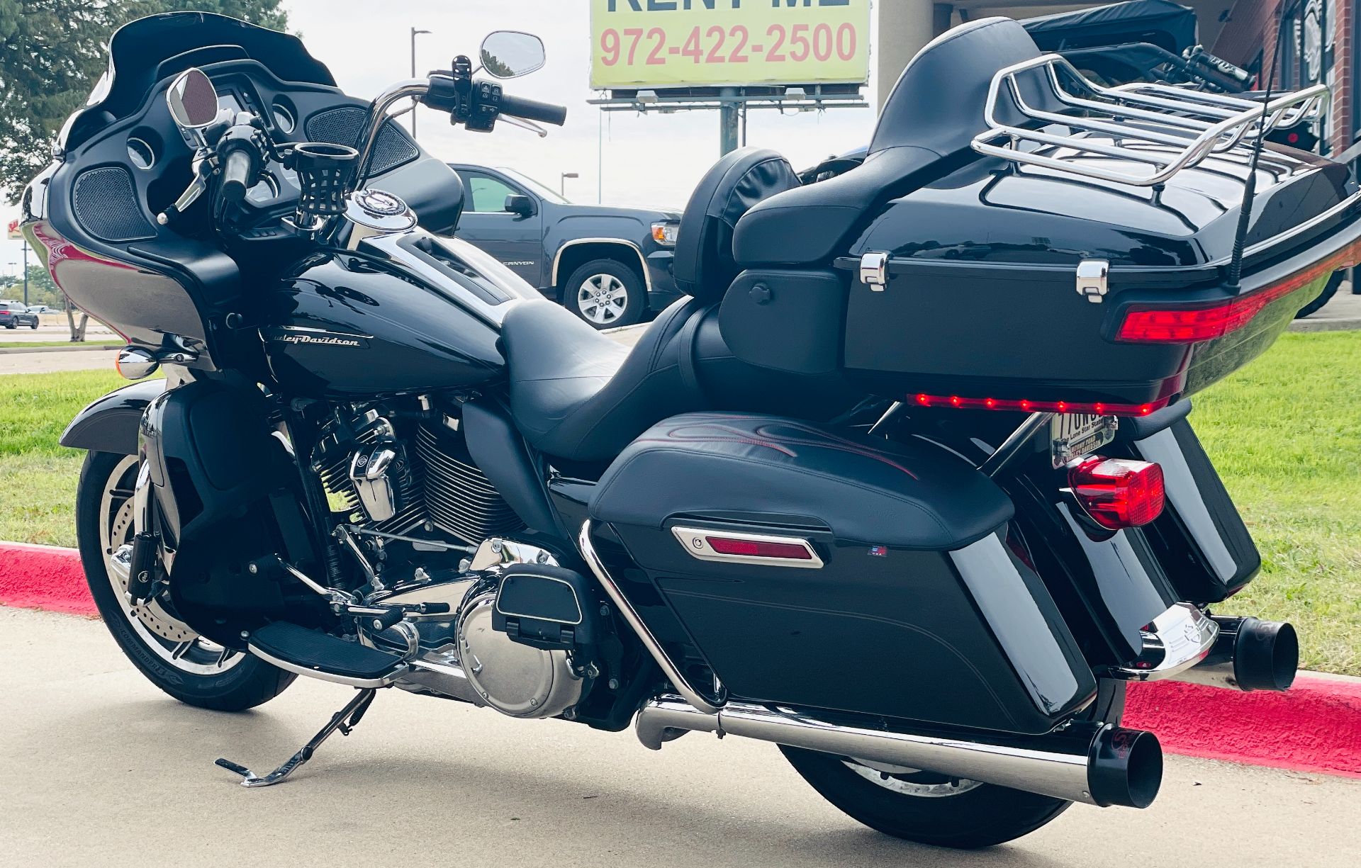 2018 Harley-Davidson Road Glide® Ultra in Plano, Texas - Photo 6