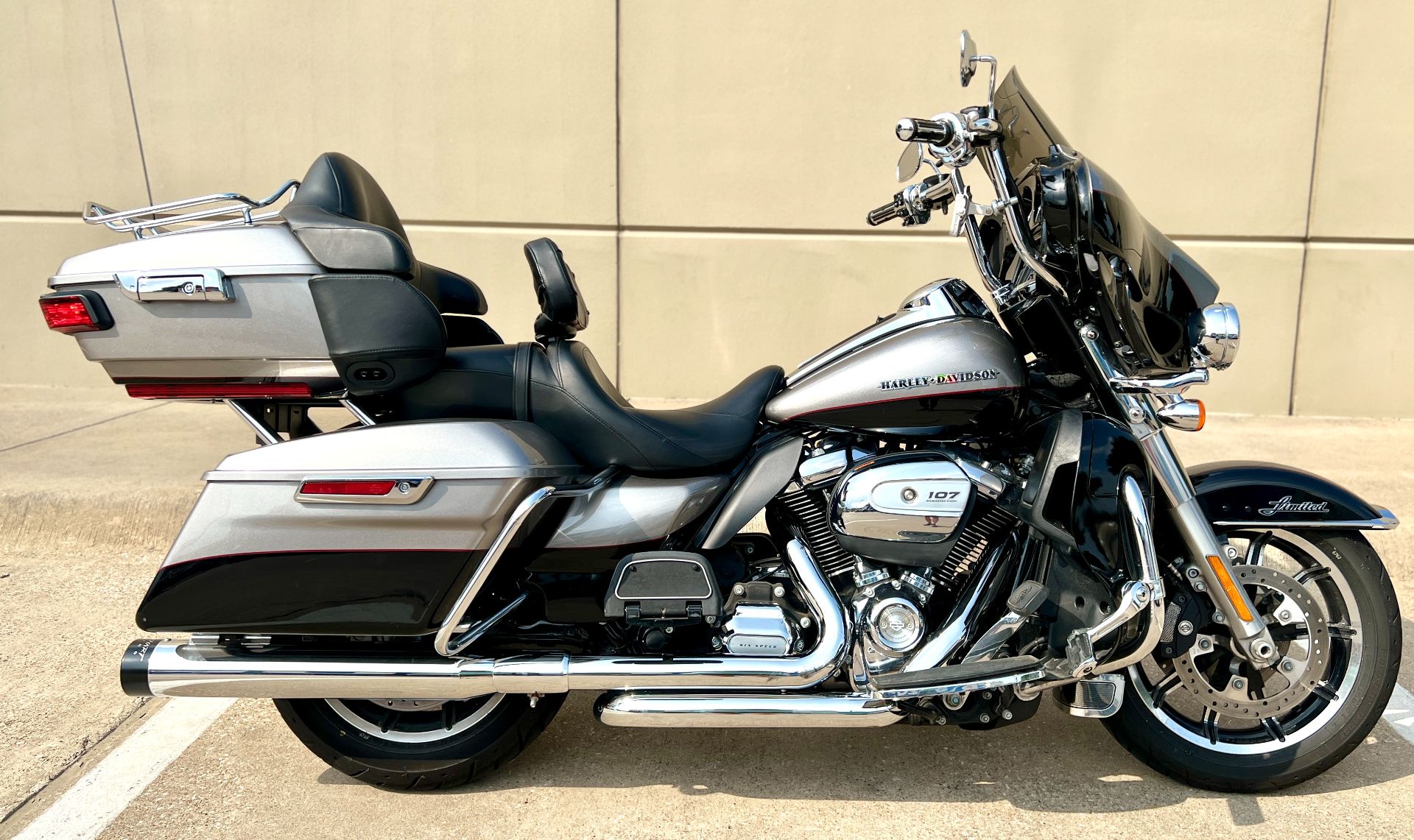 2017 Harley-Davidson Ultra Limited in Plano, Texas - Photo 2