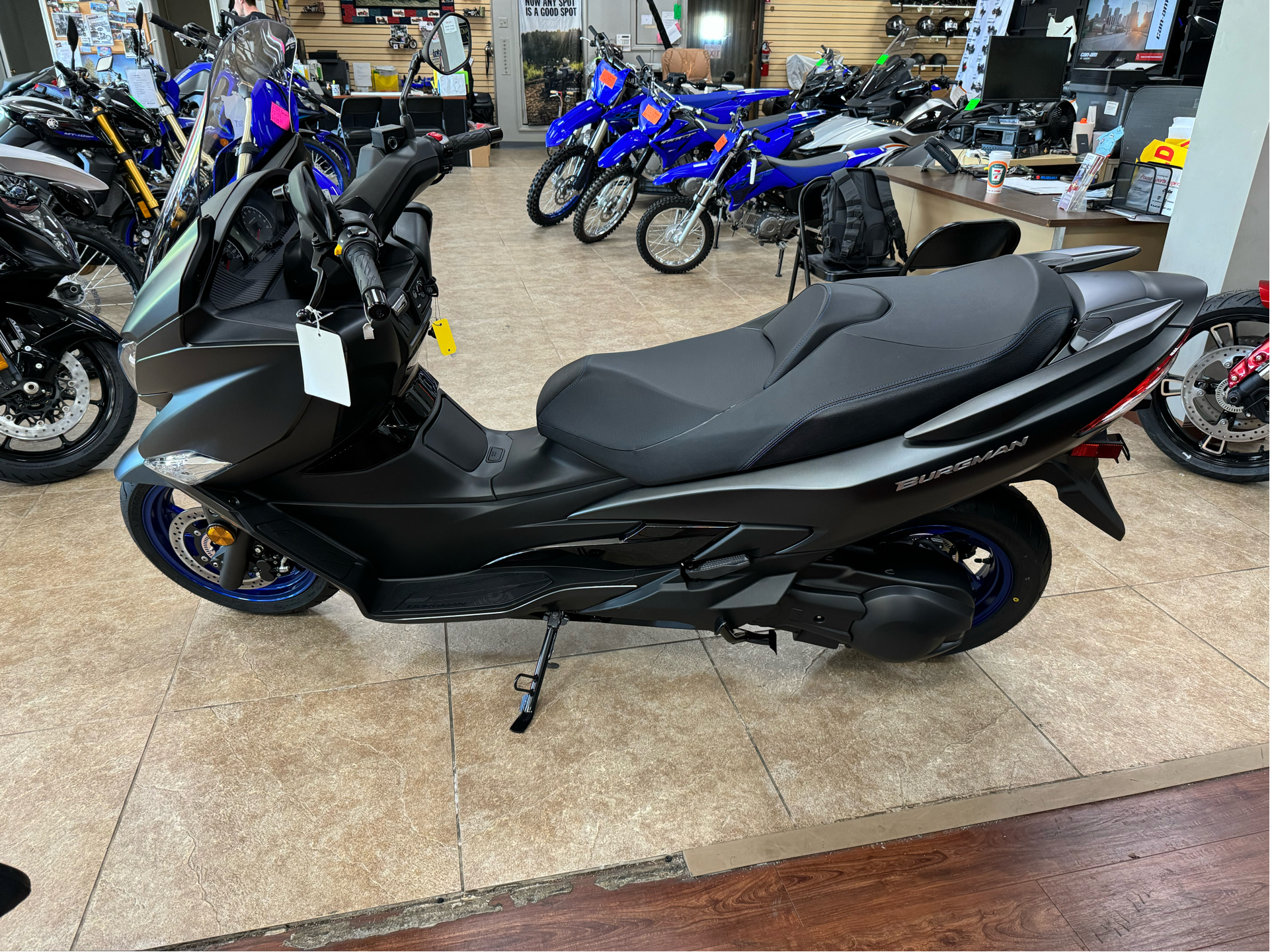 2025 Suzuki Burgman 400 in Mineola, New York - Photo 12