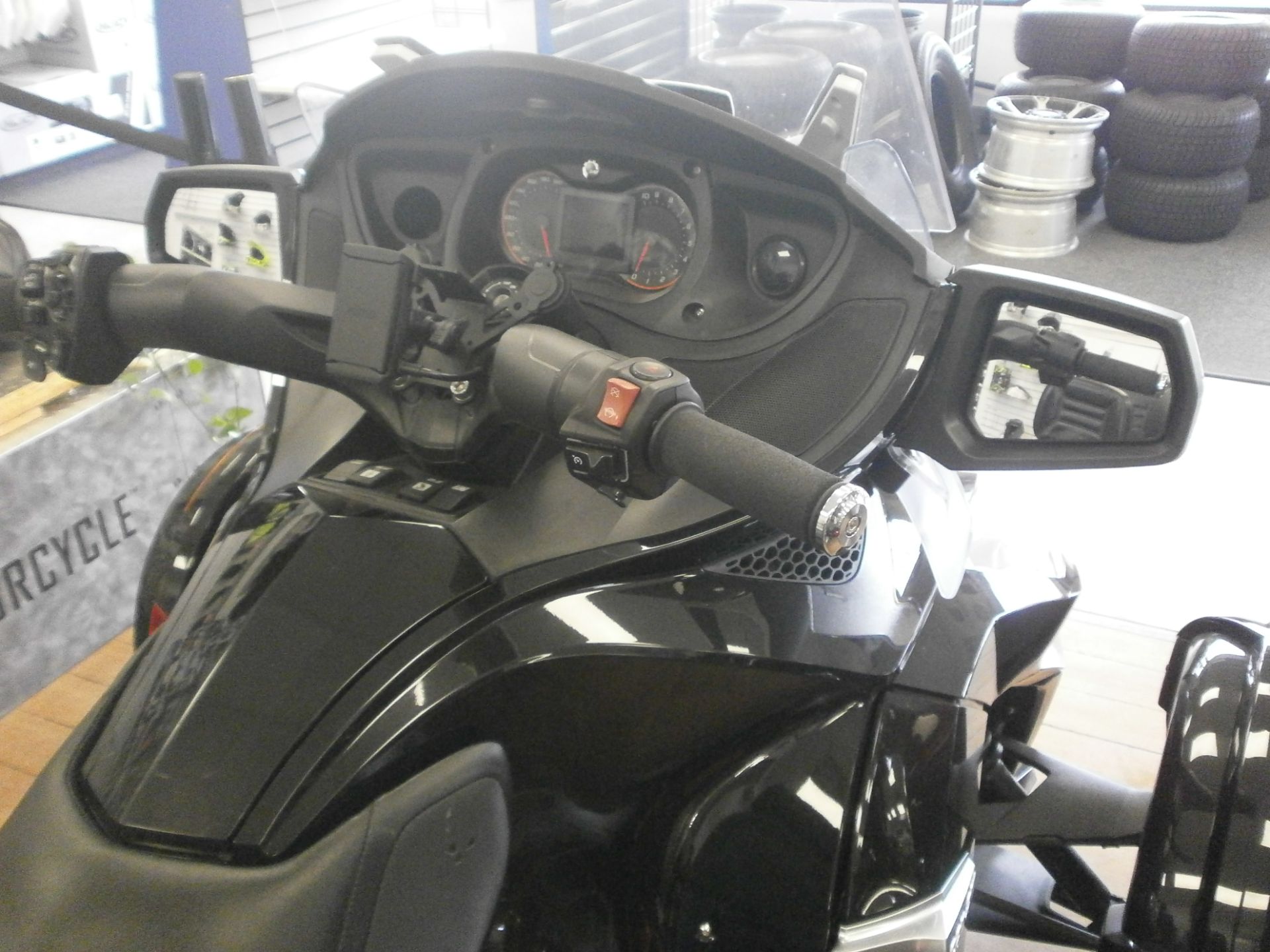 2015 Can-Am Spyder® RT SE6 in Barrington, New Hampshire - Photo 8