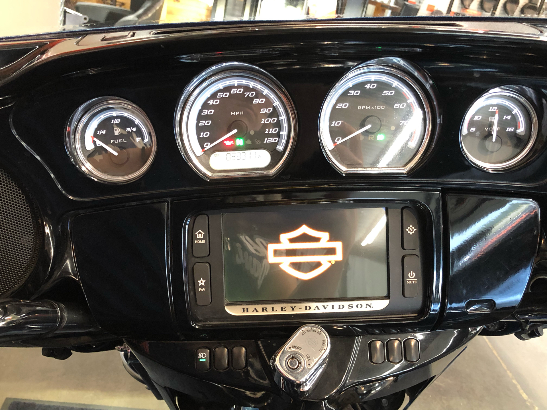 2014 Harley-Davidson Electra Glide® Ultra Classic® in Upper Sandusky, Ohio - Photo 6
