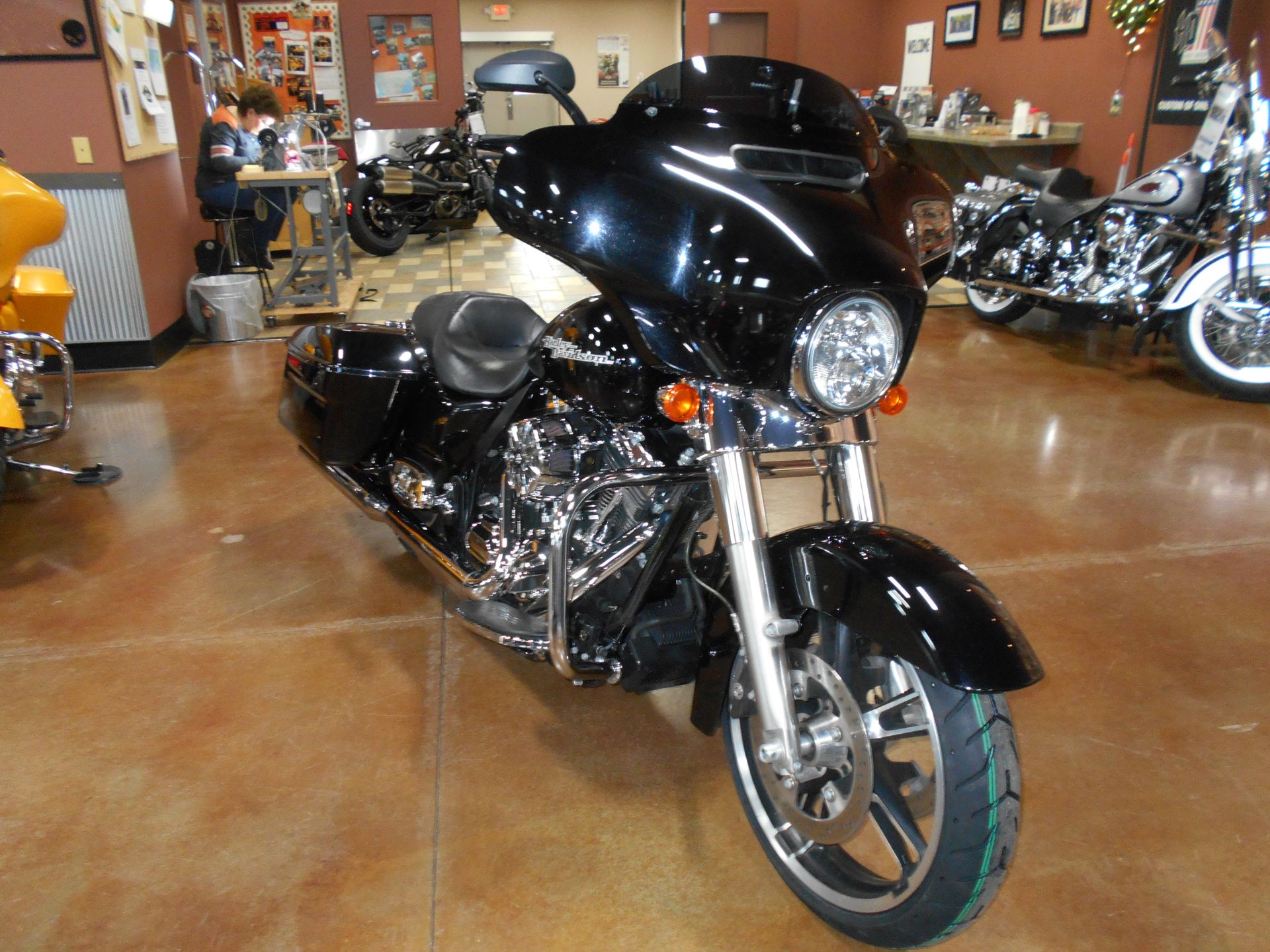 2014 Harley-Davidson Street Glide® in Mauston, Wisconsin - Photo 4