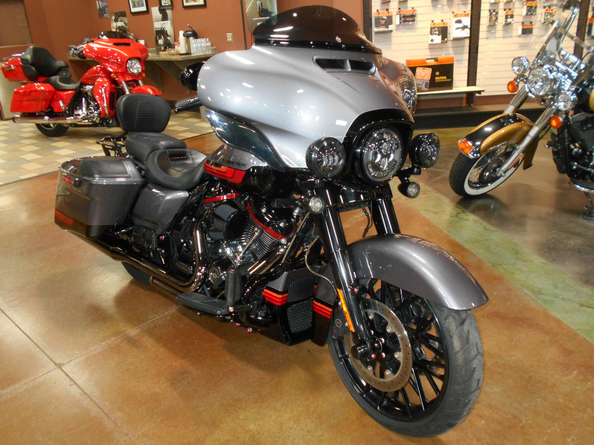 2020 Harley-Davidson CVO™ Street Glide® in Mauston, Wisconsin - Photo 4