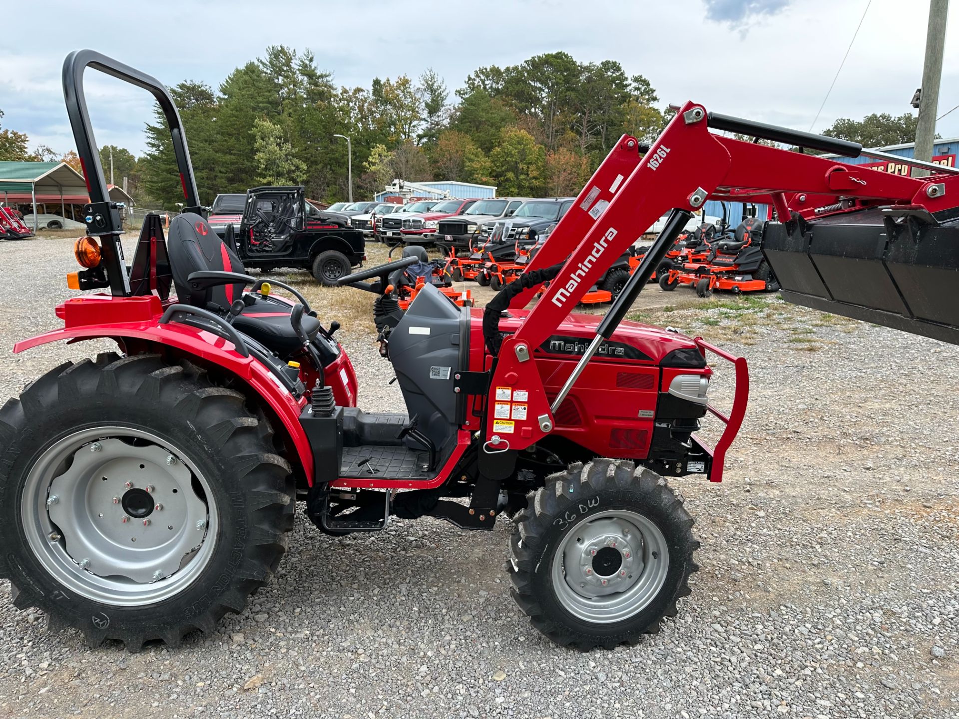 2023 Mahindra 1626 SHUTTLE W/AG TIRES LDR in Knoxville, Tennessee - Photo 5