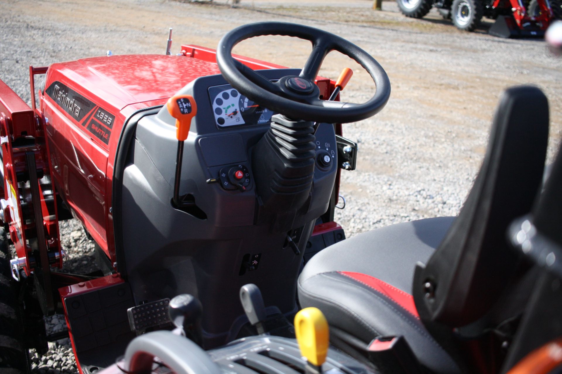 2023 Mahindra 1626 SHUTTLE W/IND TIRES LDR in Knoxville, Tennessee - Photo 12