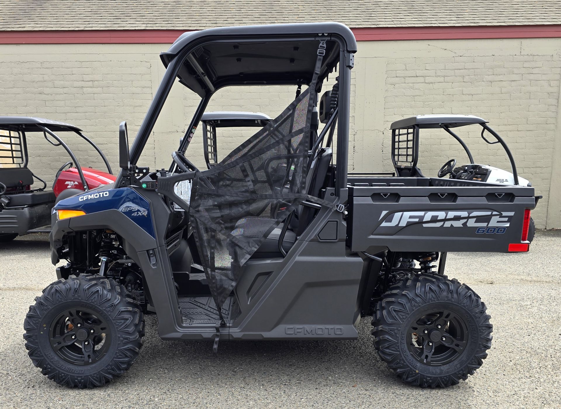 2024 CFMOTO UForce 600 4X4 EPS in Salinas, California - Photo 3