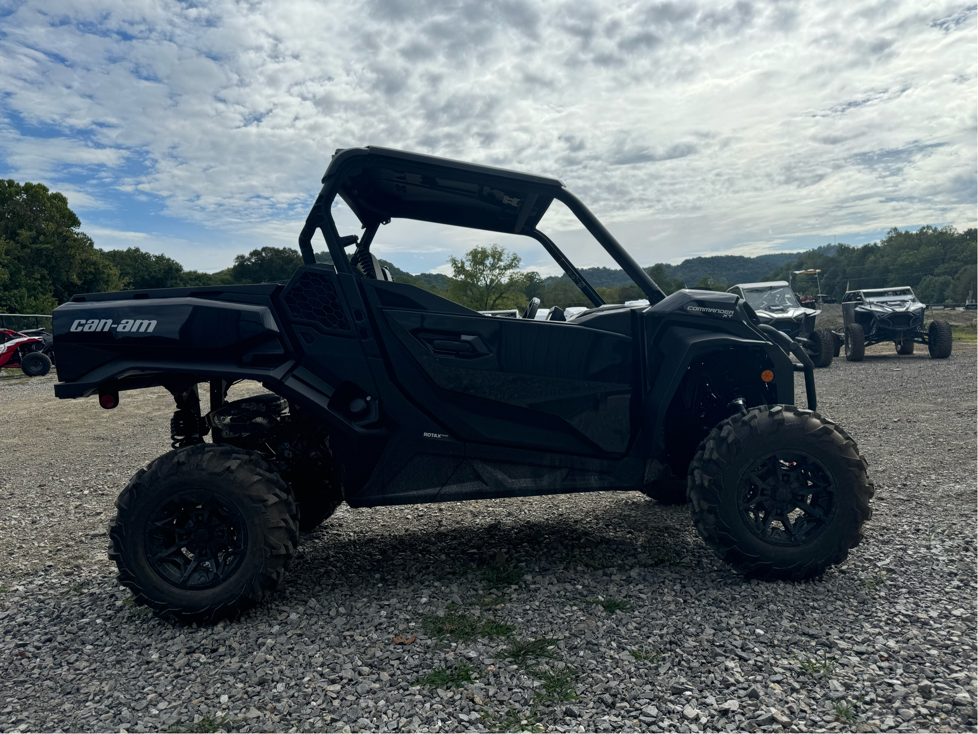 2024 Can-Am Commander XT 700 in Pikeville, Kentucky - Photo 3