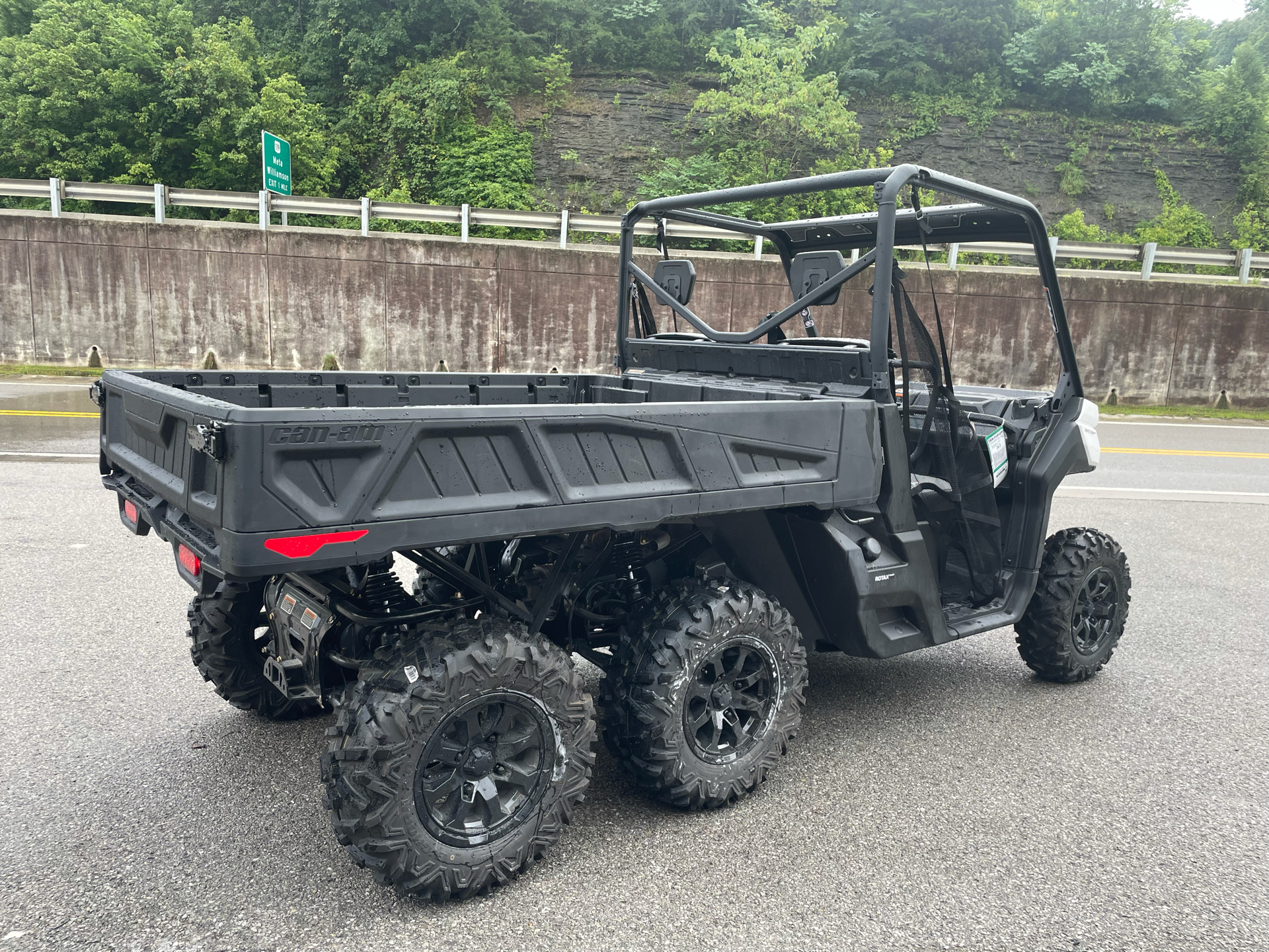 2022 Can-Am Defender 6x6 DPS HD10 in Pikeville, Kentucky - Photo 10