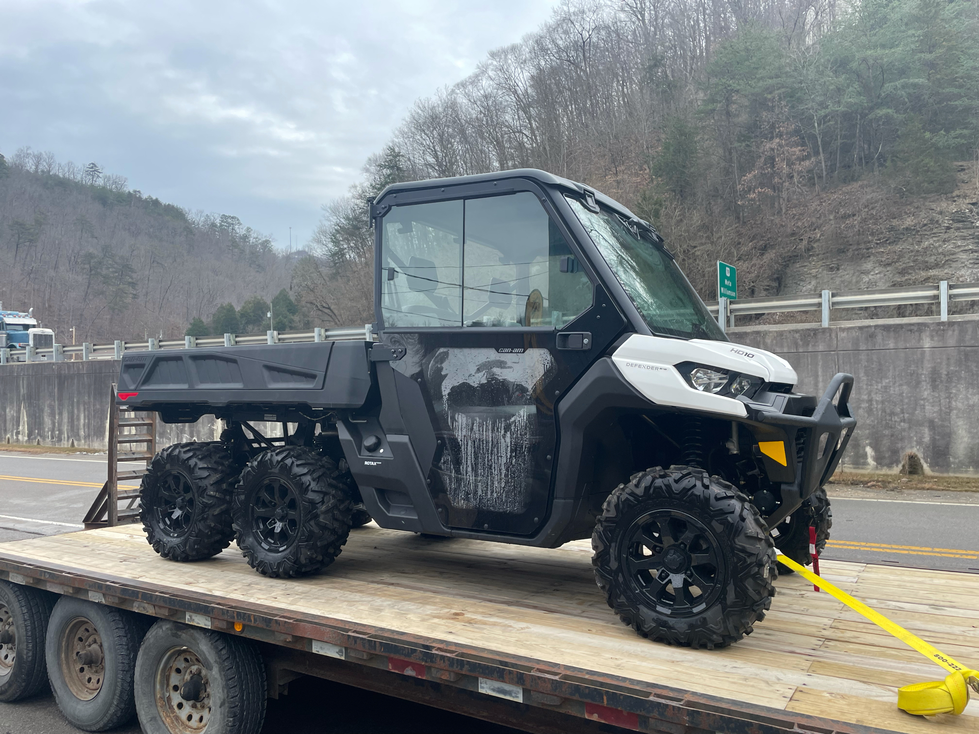 2022 Can-Am Defender 6x6 DPS HD10 in Pikeville, Kentucky - Photo 1