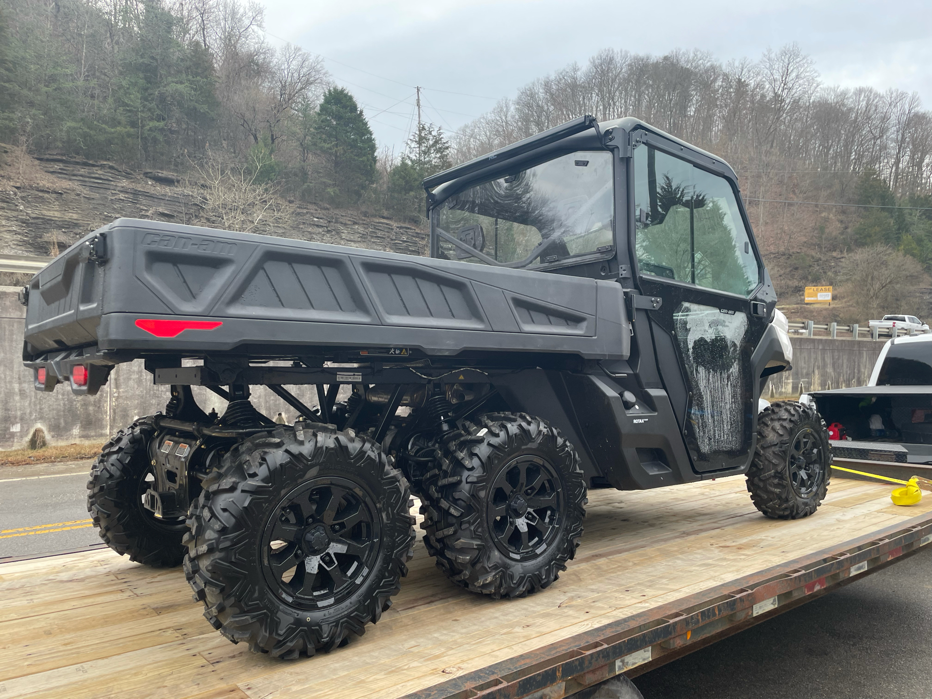 2022 Can-Am Defender 6x6 DPS HD10 in Pikeville, Kentucky - Photo 2
