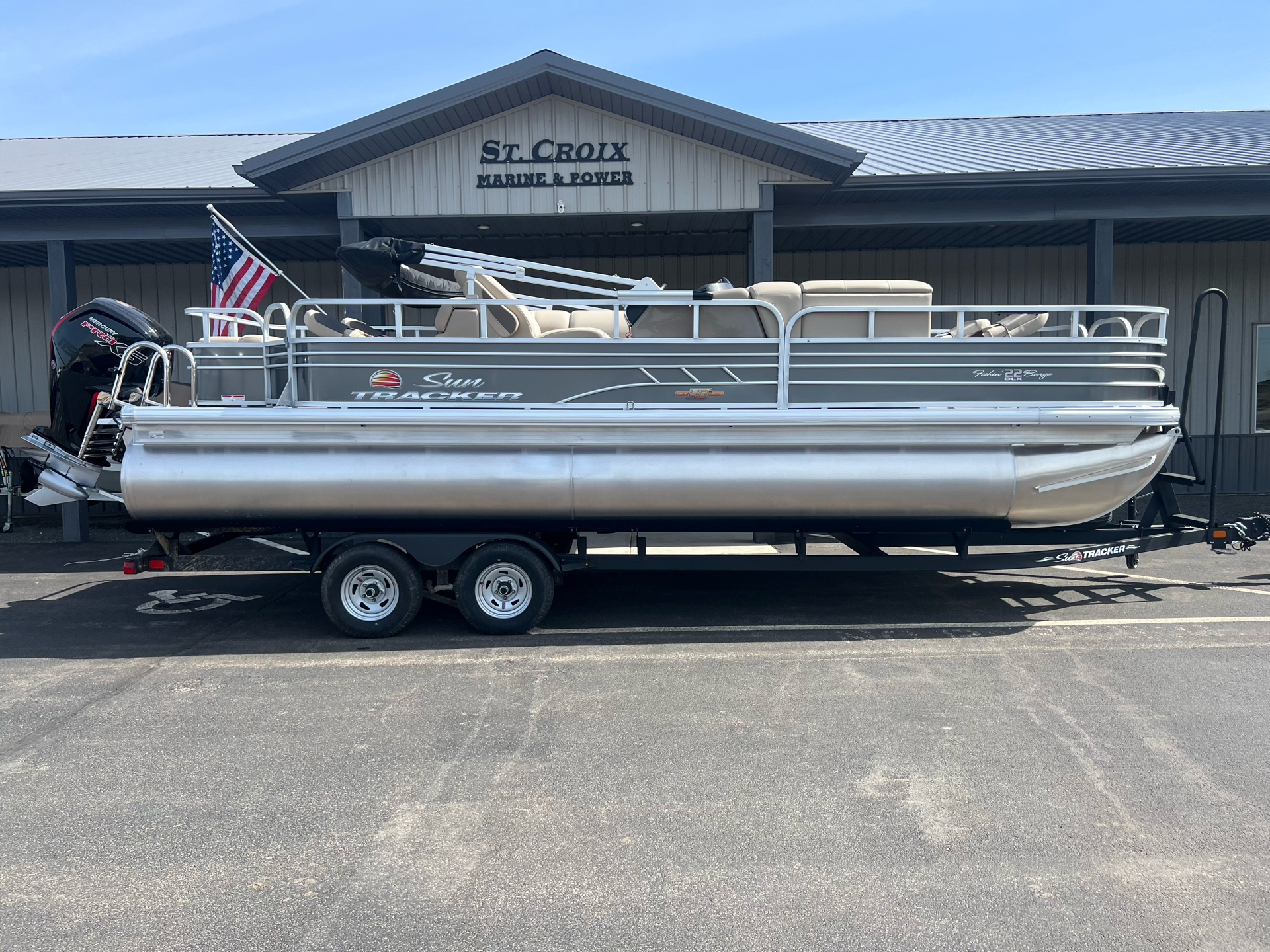 2023 Sun Tracker Fishin' Barge 22 DLX in Somerset, Wisconsin - Photo 1