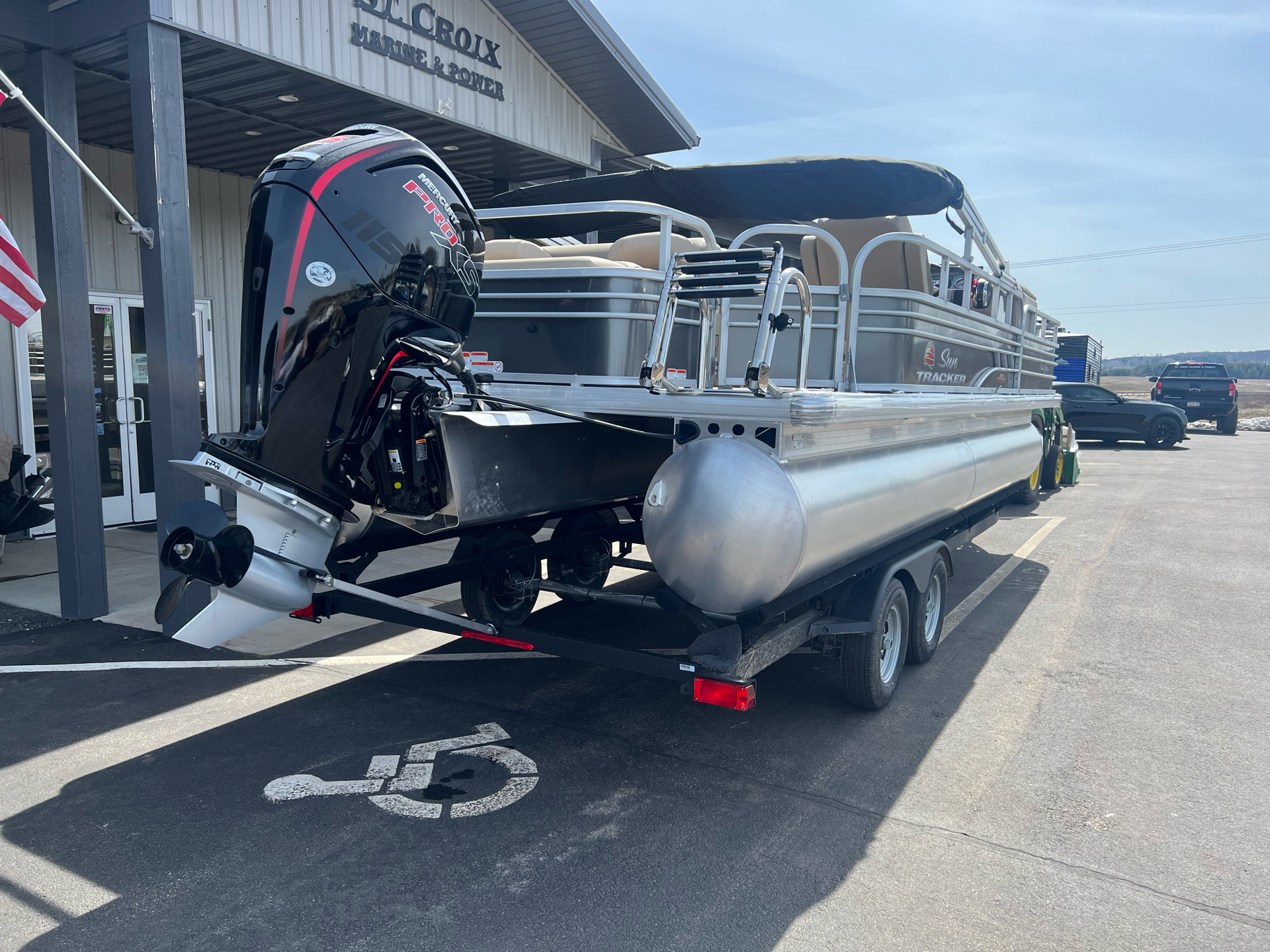 2023 Sun Tracker Fishin' Barge 22 DLX in Somerset, Wisconsin - Photo 4