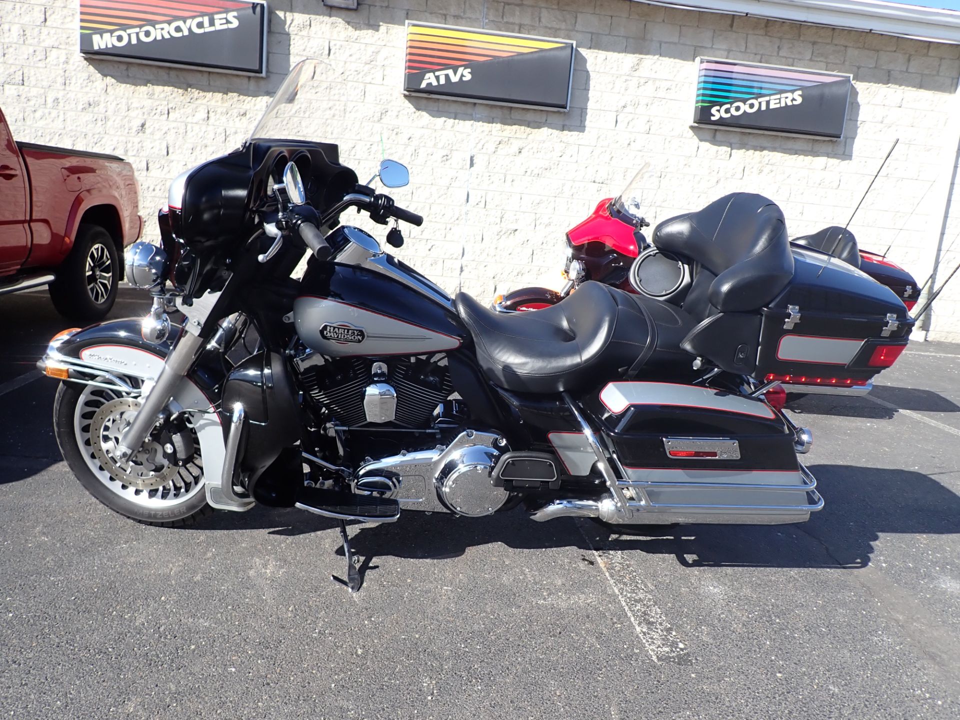 2010 Harley-Davidson Ultra Classic® Electra Glide® in Massillon, Ohio - Photo 6