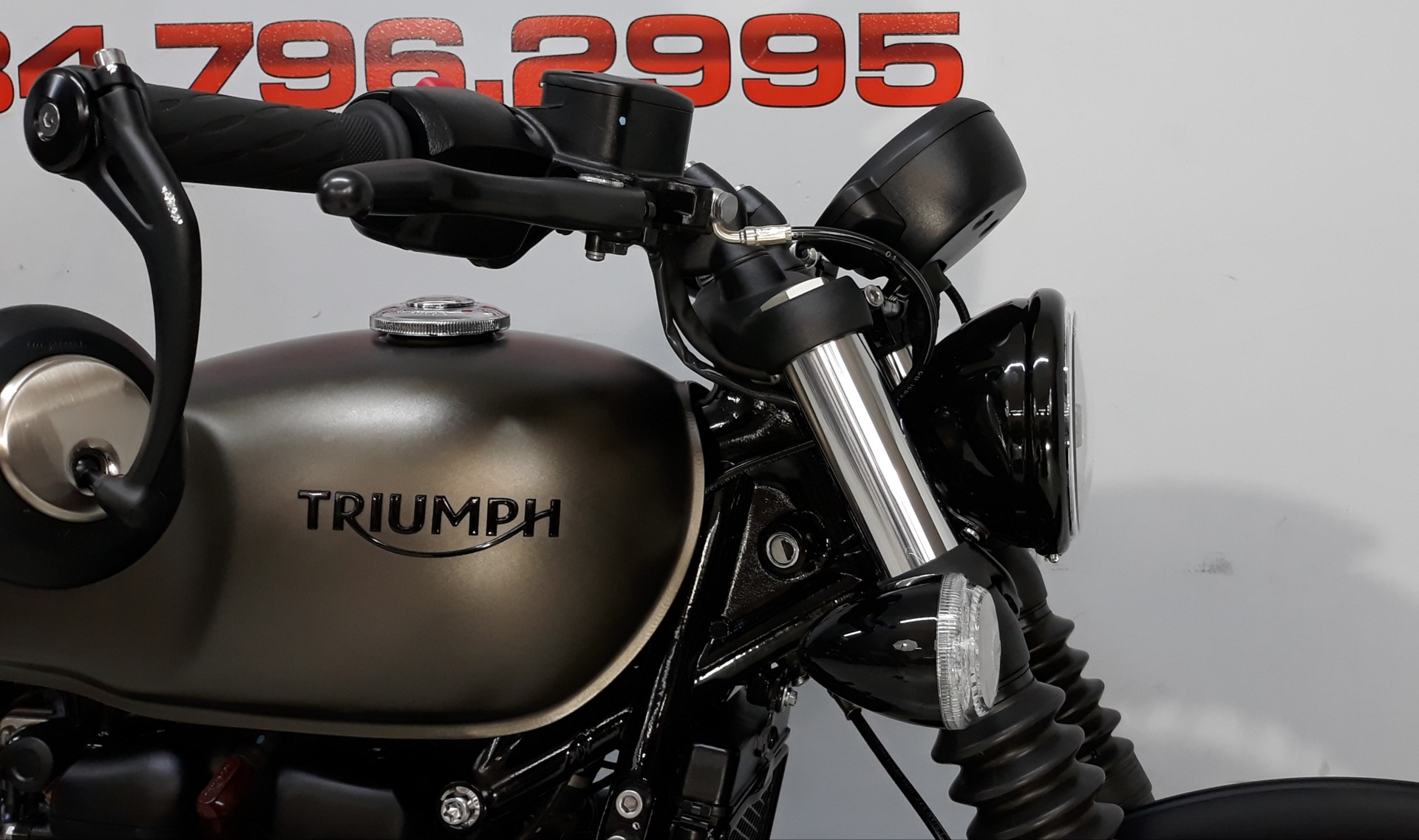 2020 Triumph Bonneville Bobber Black in Belleville, Michigan - Photo 14