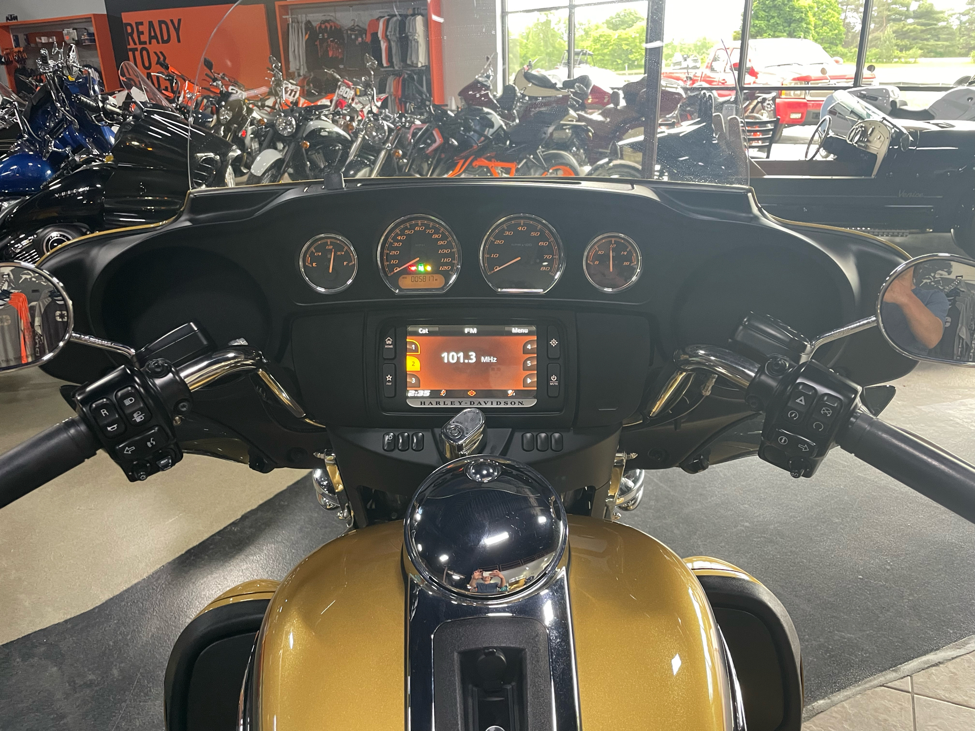 2017 Harley-Davidson Tri Glide® Ultra in Dimondale, Michigan - Photo 9