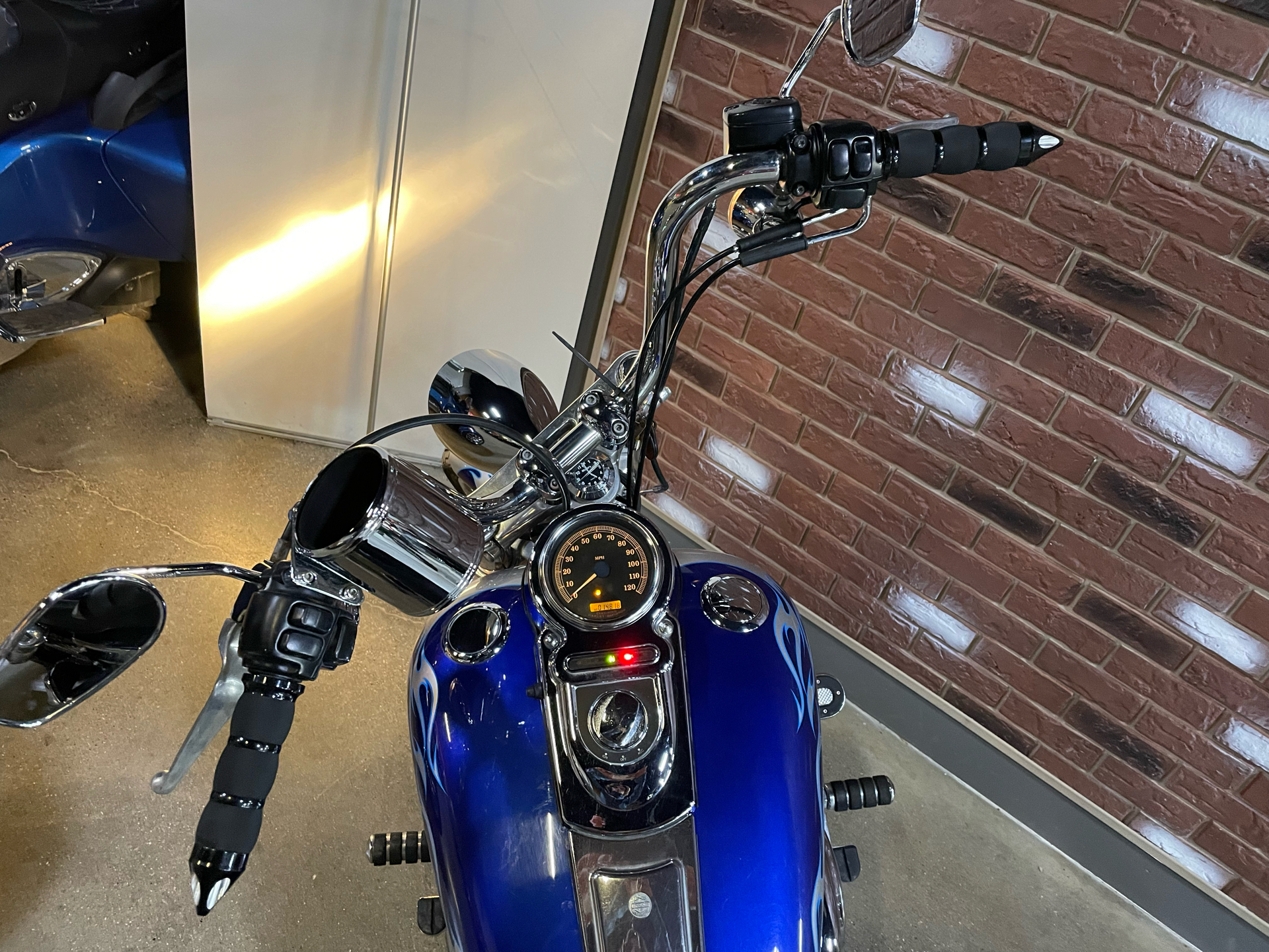 2006 Harley-Davidson Dyna™ Wide Glide® in Dimondale, Michigan - Photo 9