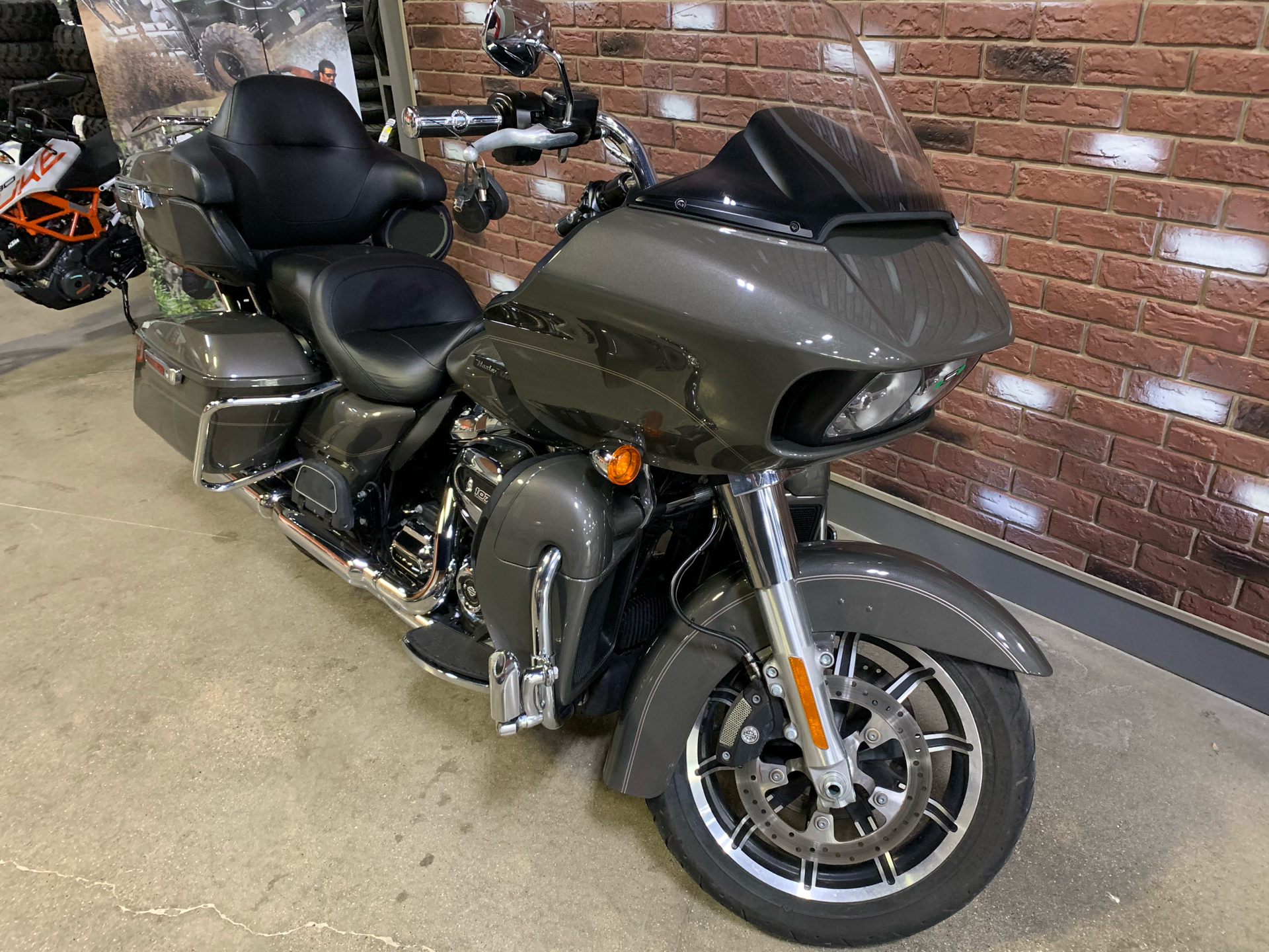 2018 Harley-Davidson Road Glide® Ultra in Dimondale, Michigan - Photo 2