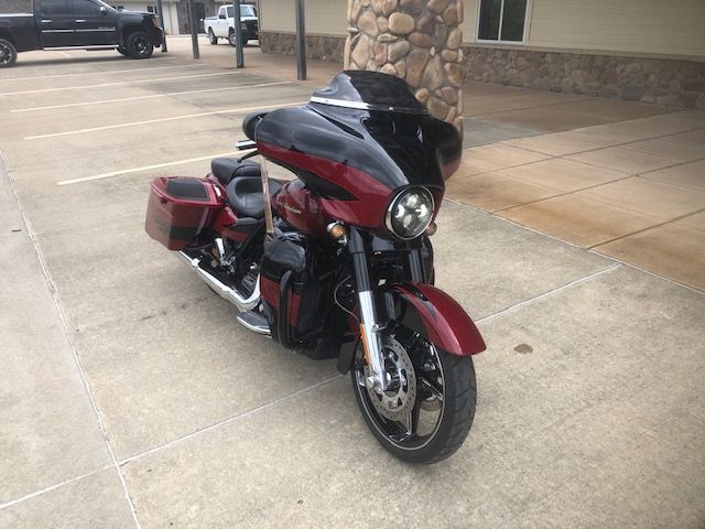 2017 Harley-Davidson CVO™ Street Glide® in Williamstown, West Virginia - Photo 2
