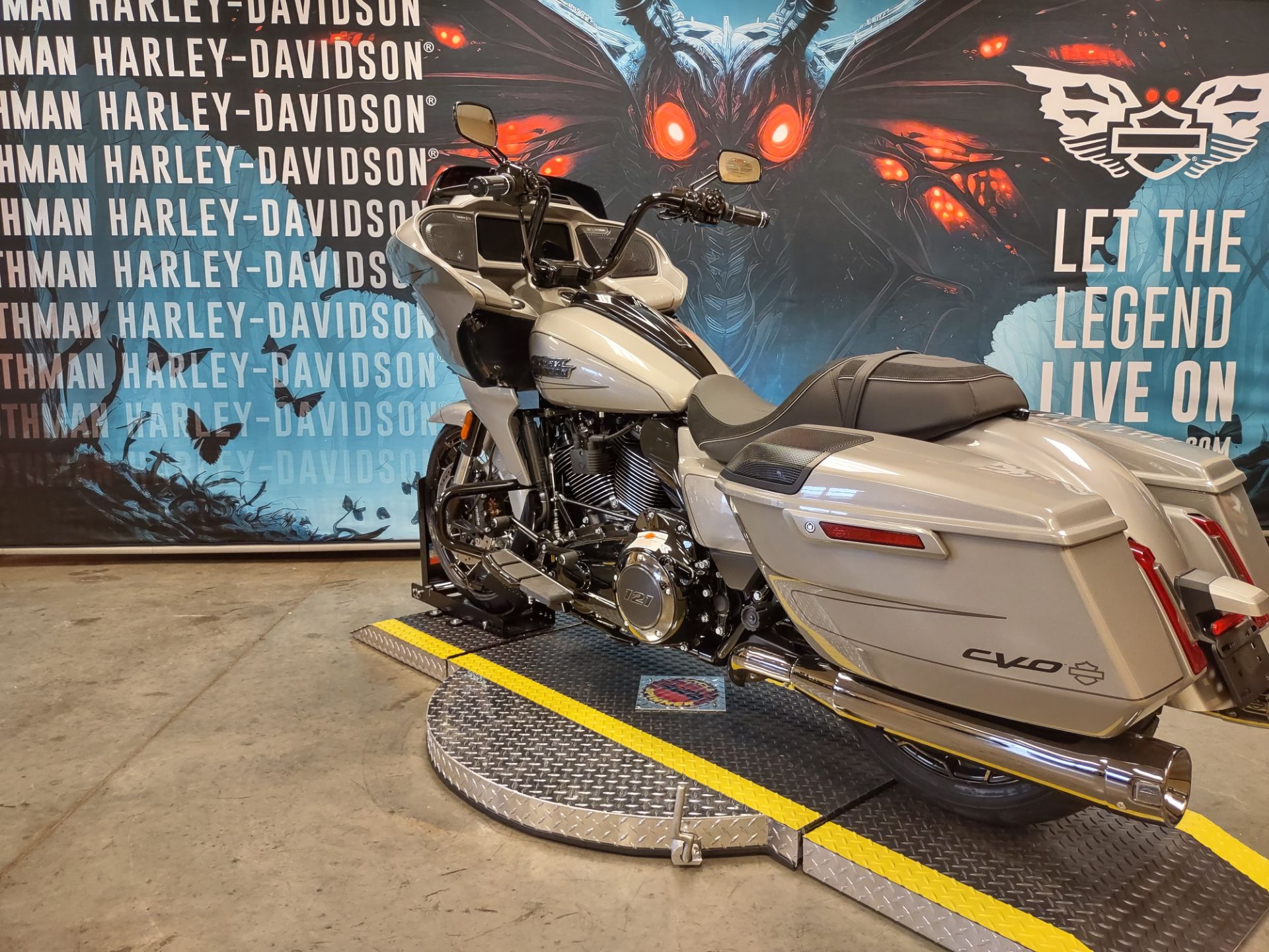 2023 Harley-Davidson CVO™ Road Glide® in Williamstown, West Virginia - Photo 7
