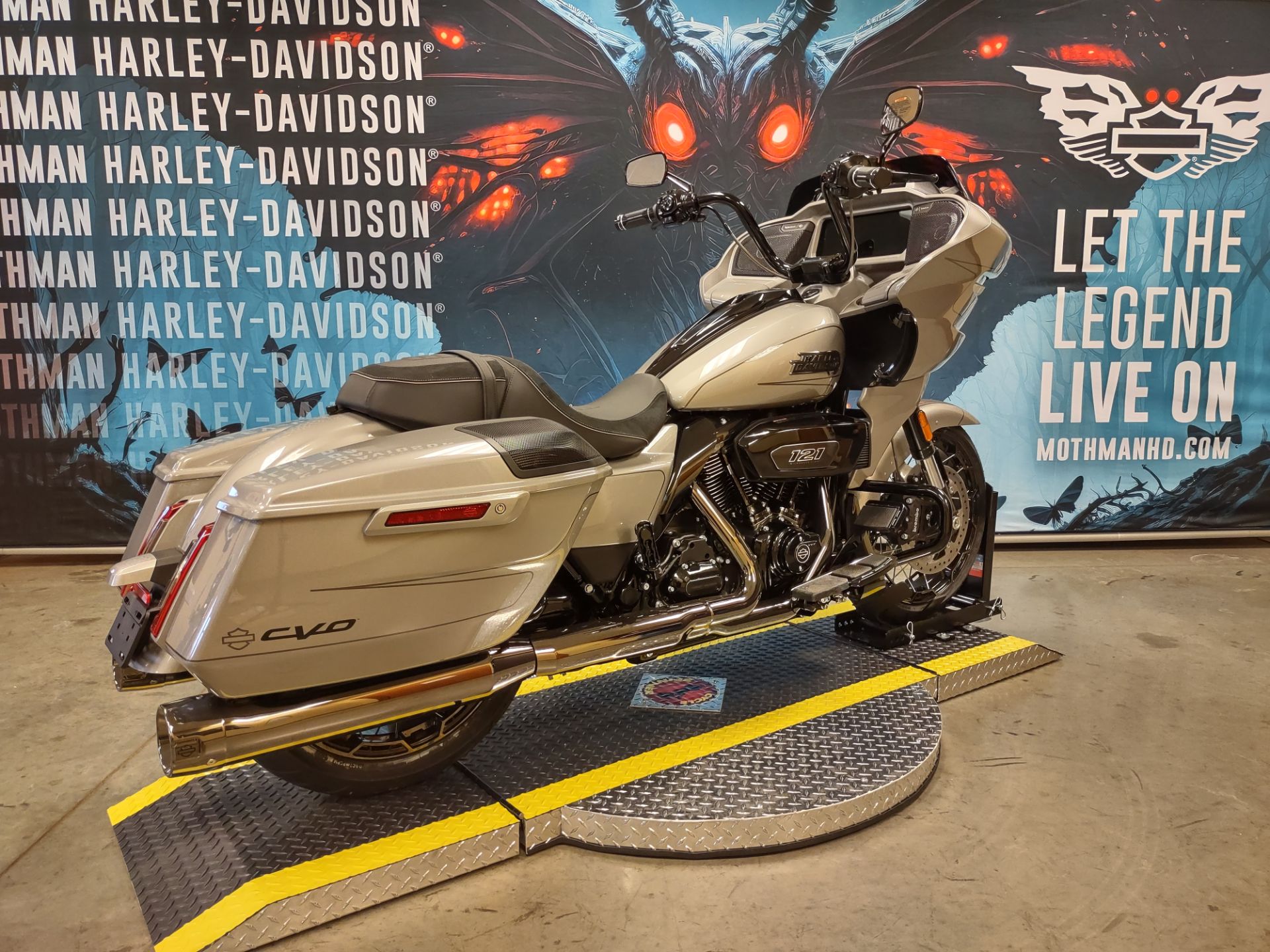 2023 Harley-Davidson CVO™ Road Glide® in Williamstown, West Virginia - Photo 9