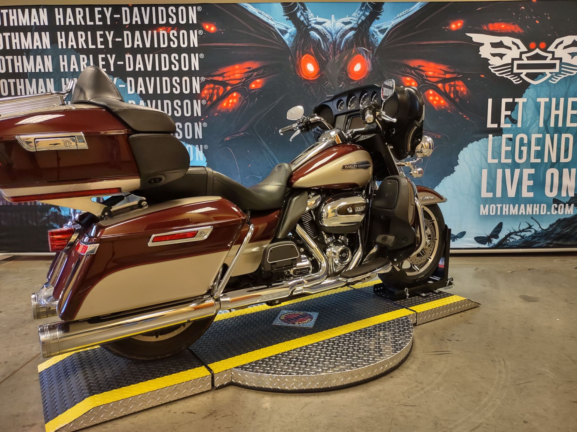 2018 Harley-Davidson Electra Glide® Ultra Classic® in Williamstown, West Virginia - Photo 2