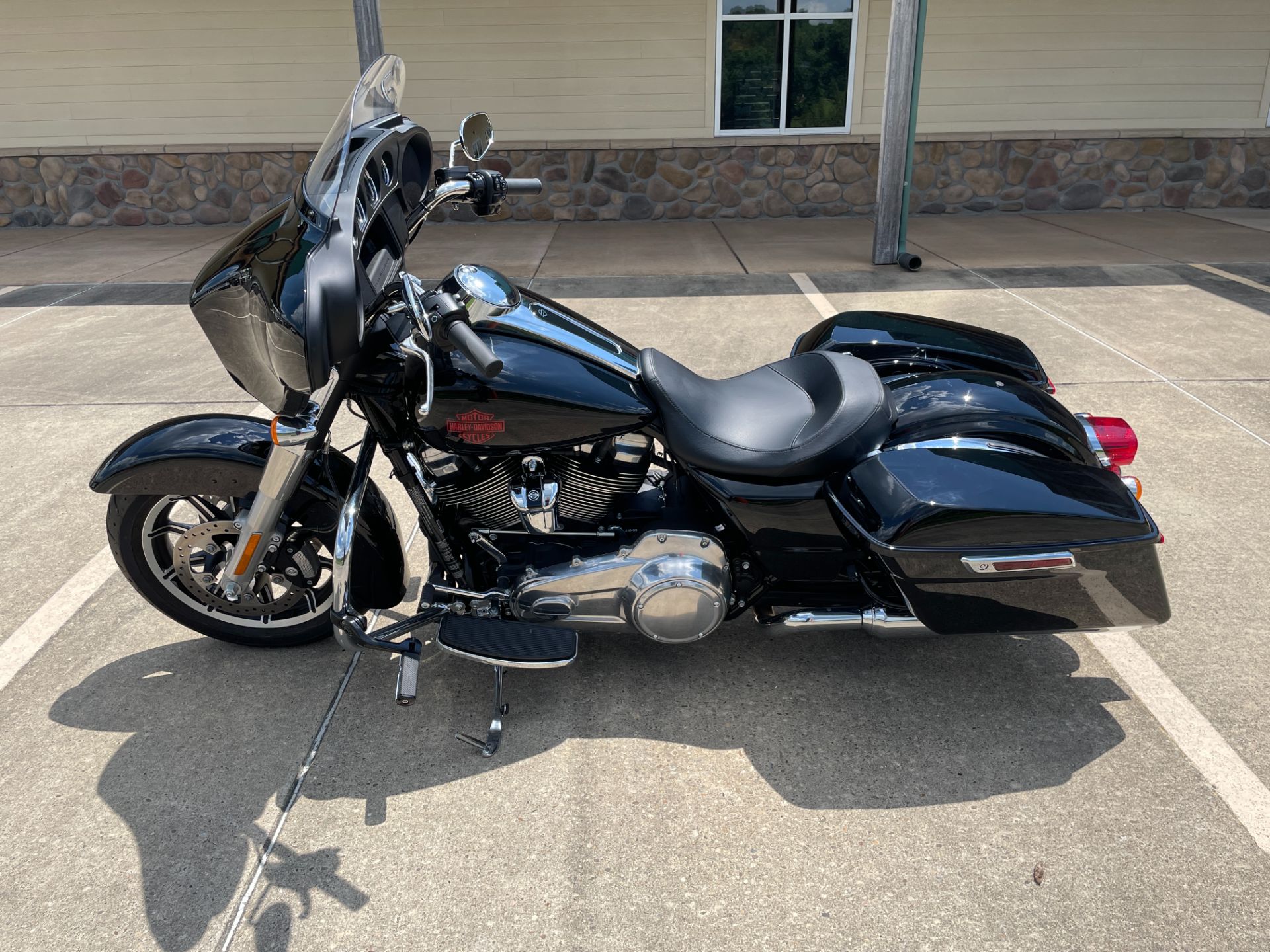 2021 Harley-Davidson Electra Glide® Standard in Williamstown, West Virginia - Photo 5