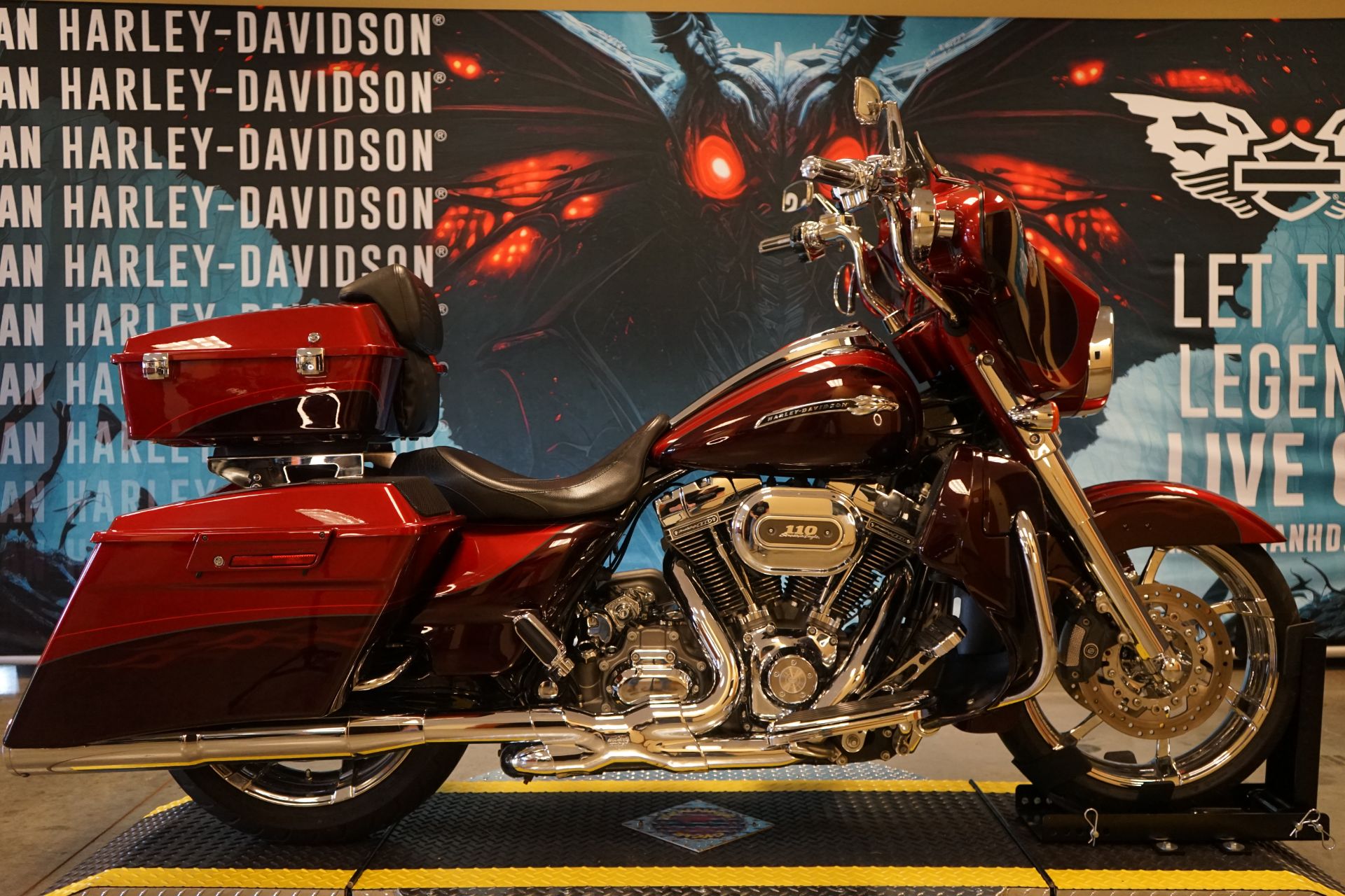 2012 Harley-Davidson CVO™ Street Glide® in Williamstown, West Virginia - Photo 12