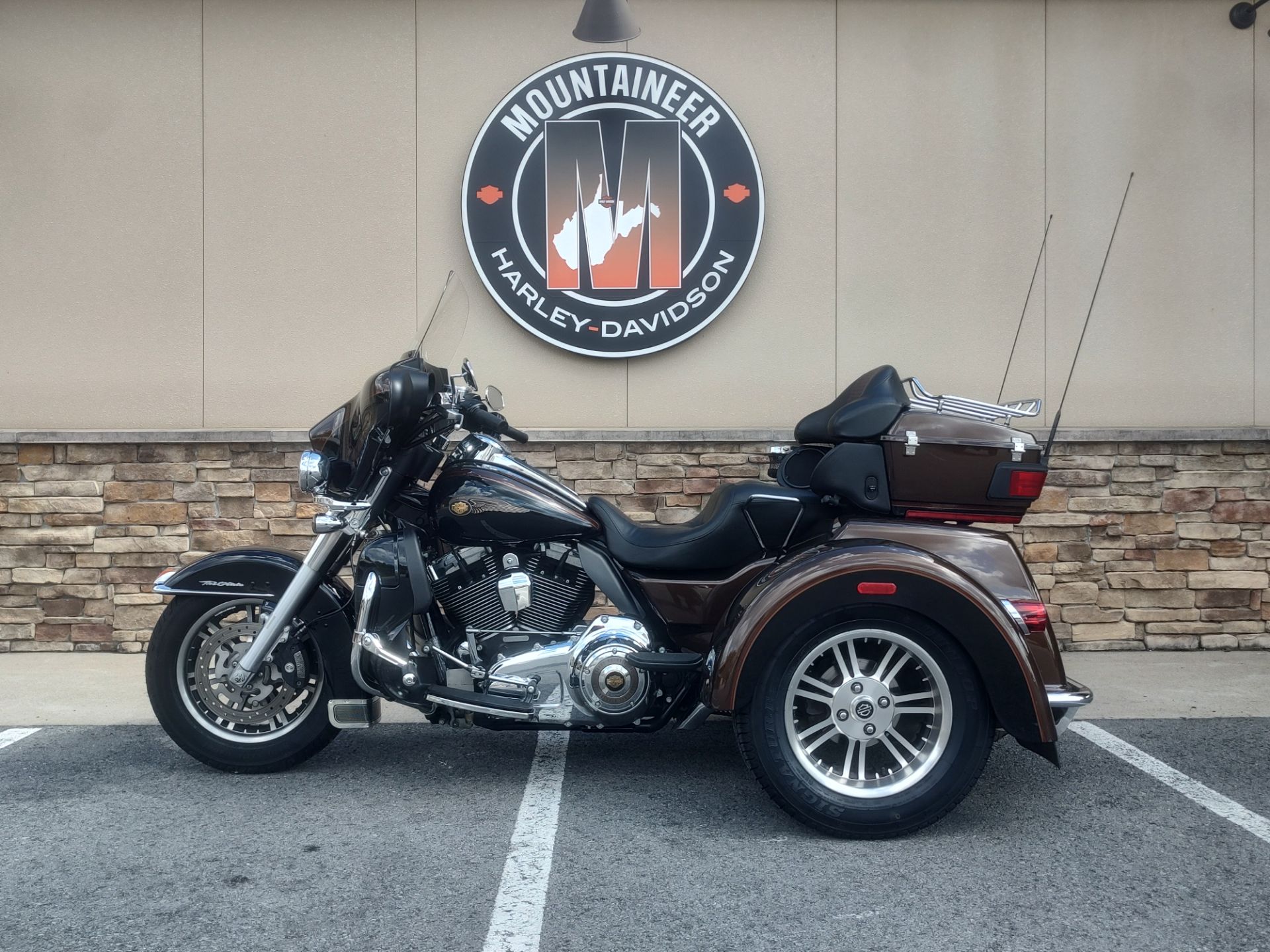 2013 Harley-Davidson Tri Glide® Ultra Classic® 110th Anniversary Edition in Morgantown, West Virginia - Photo 2