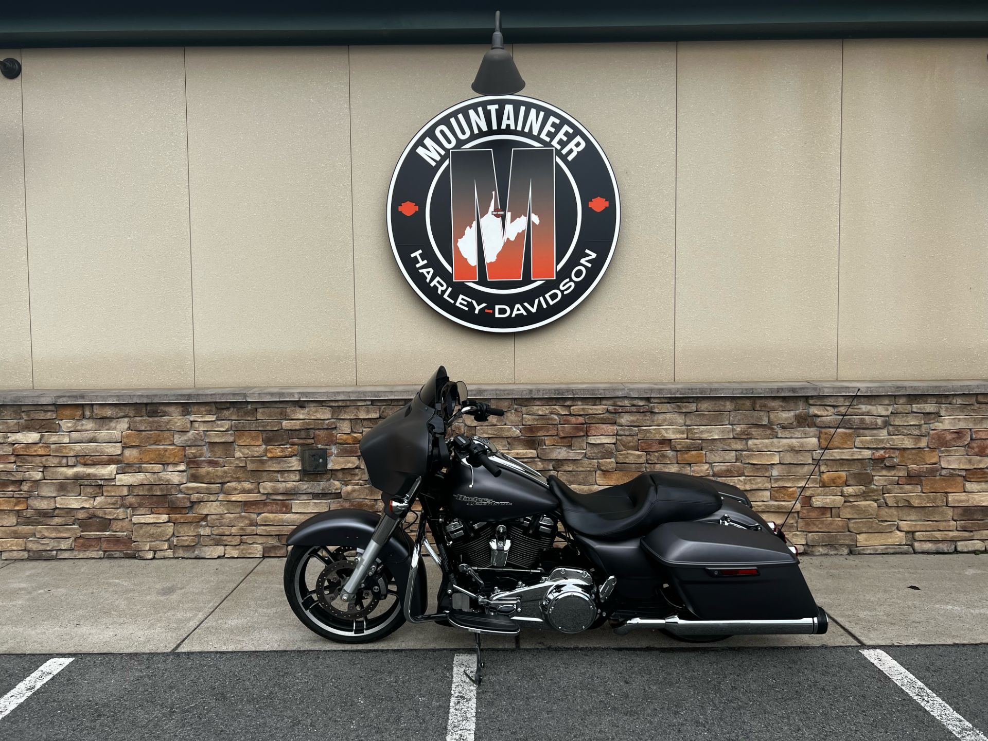 2017 Harley-Davidson Street Glide® Special in Morgantown, West Virginia - Photo 2